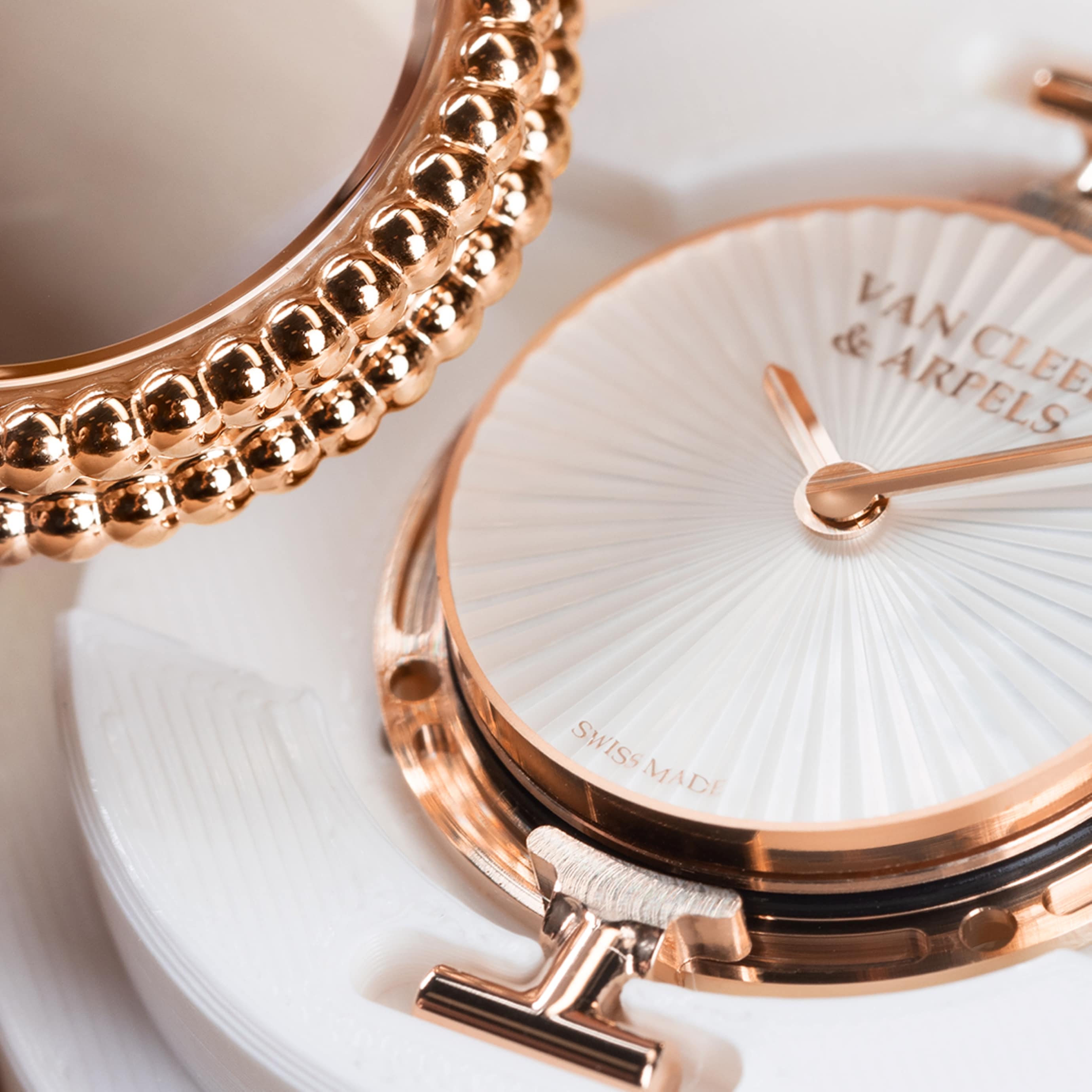 密封表壳，Van Cleef & Arpels梵克雅宝。