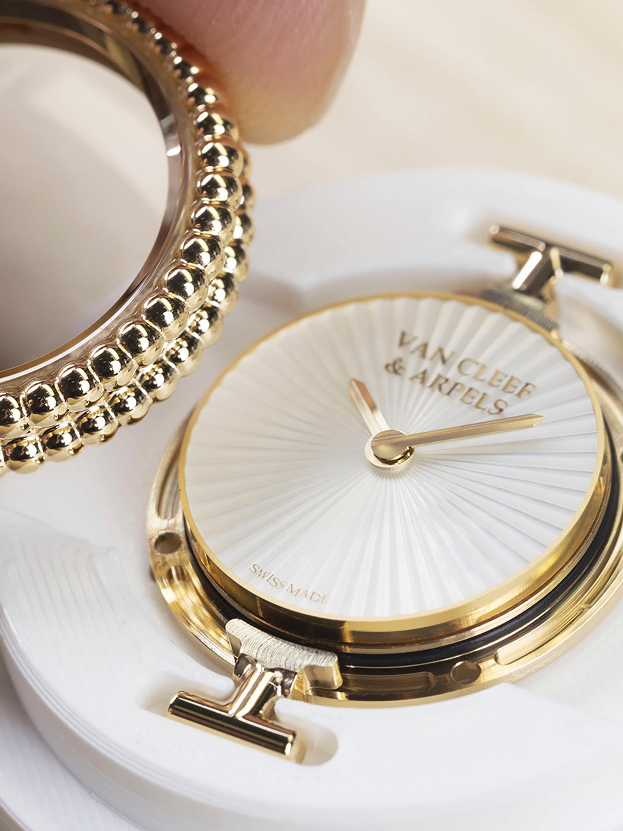 精湛工艺，Van Cleef & Arpels梵克雅宝。