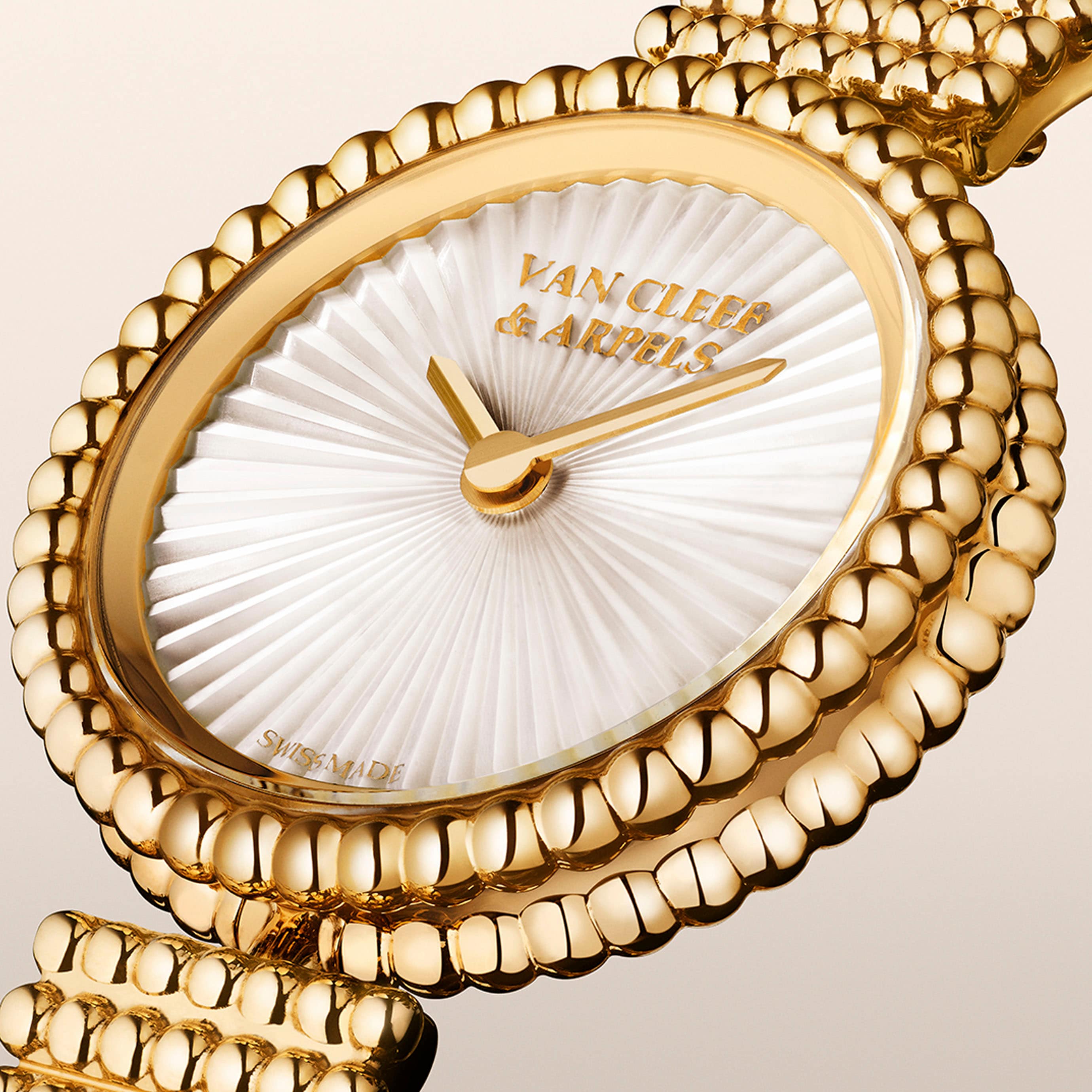 腕表，23毫米，黄K金，玑镂雕花白色珍珠母贝，瑞士石英机芯。Perlée系列，Van Cleef & Arpels梵克雅宝。