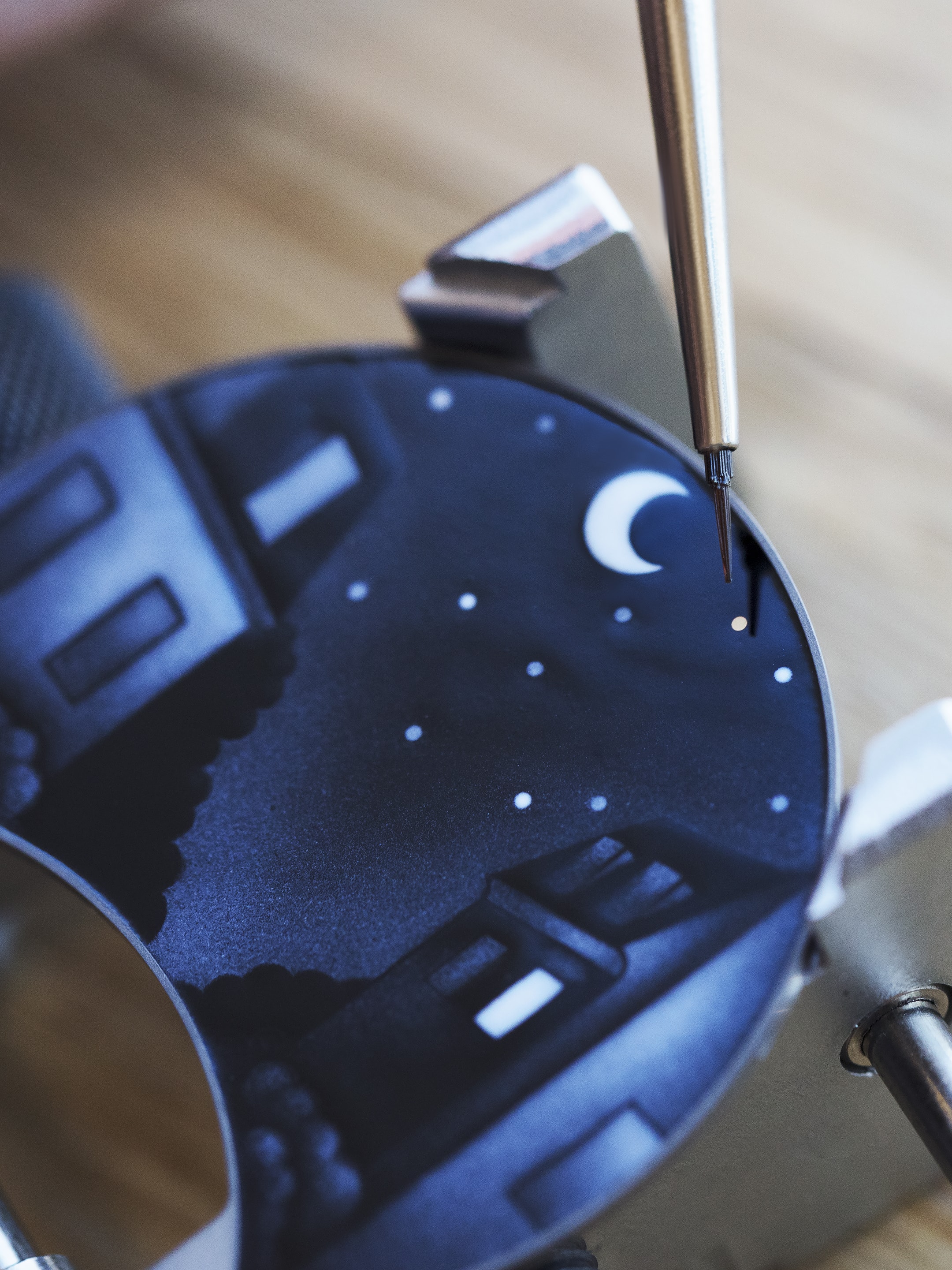 Pont des Amoureux腕表表盘的Grisaille背光剪影珐琅工艺。Van Cleef & Arpels梵克雅宝。