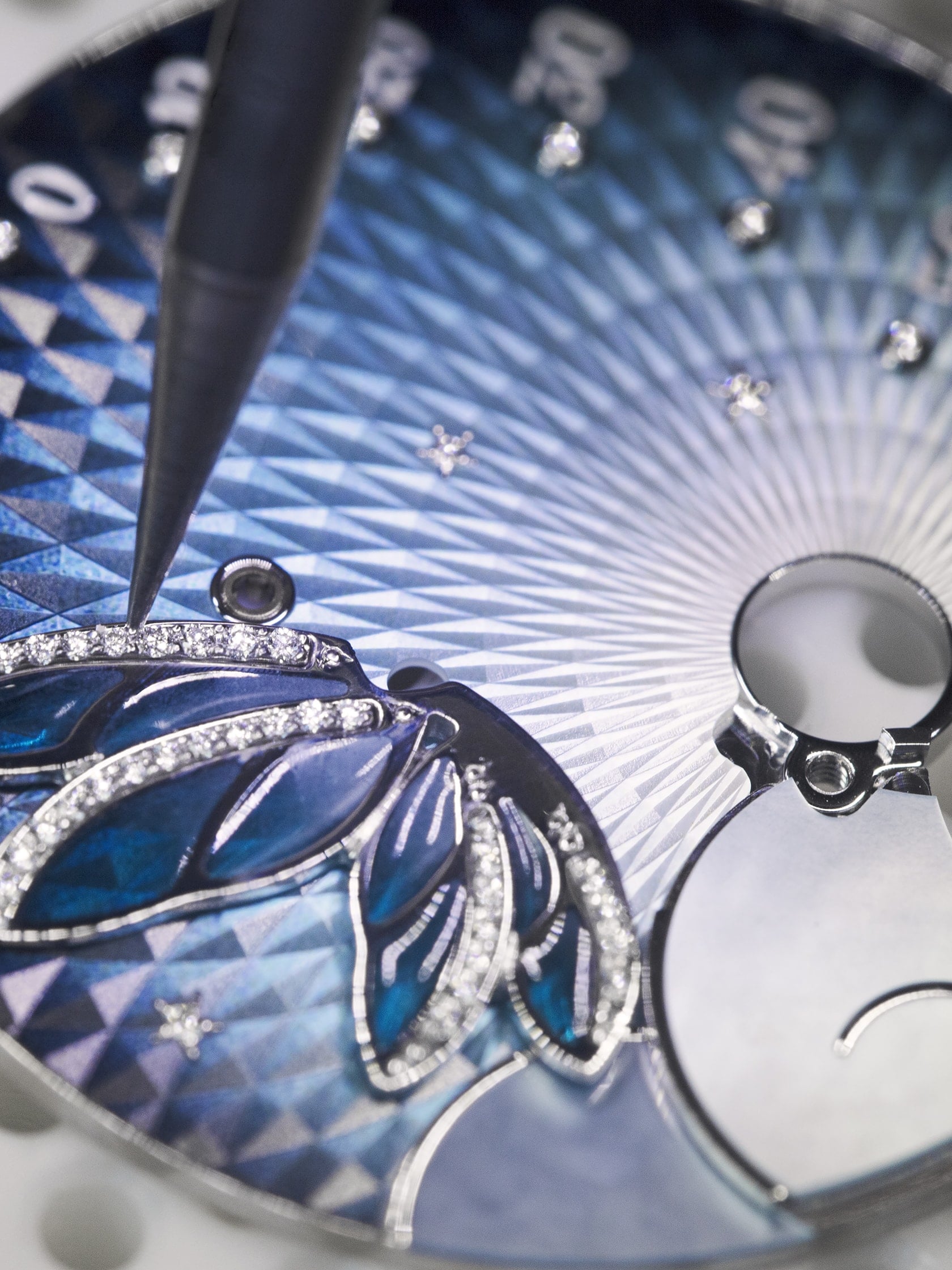 于Lady Féérie腕表的表盘上镶嵌钻石。Van Cleef & Arpels梵克雅宝。