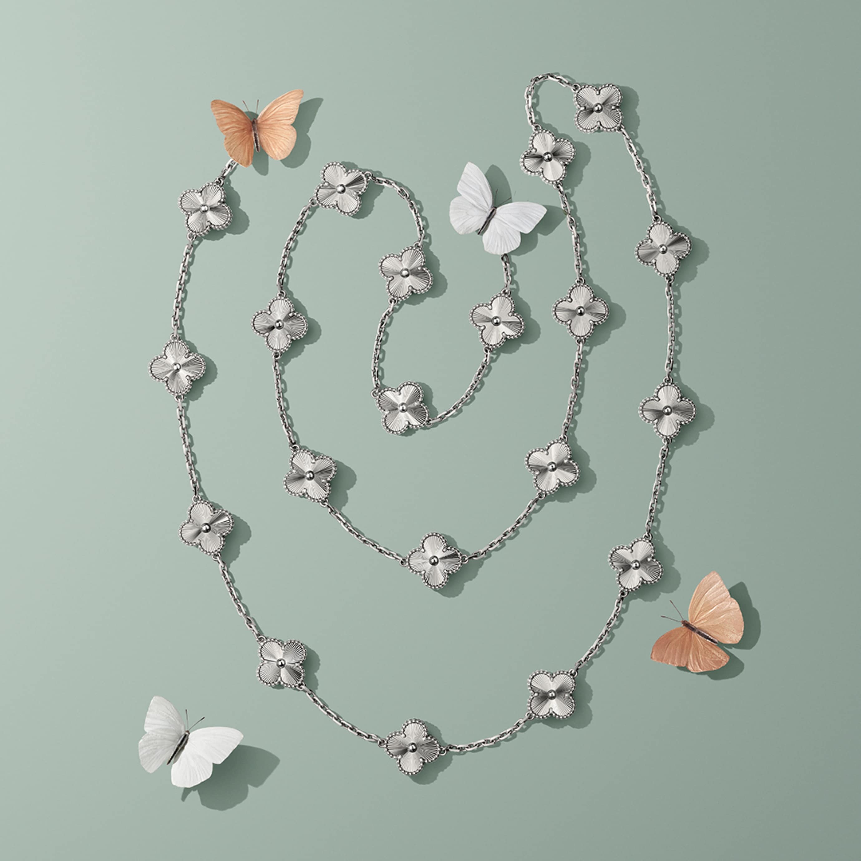 Vintage Alhambra长项链，20枚四叶幸运图案，白K金。Alhambra®四叶幸运系列，Van Cleef & Arpels梵克雅宝。