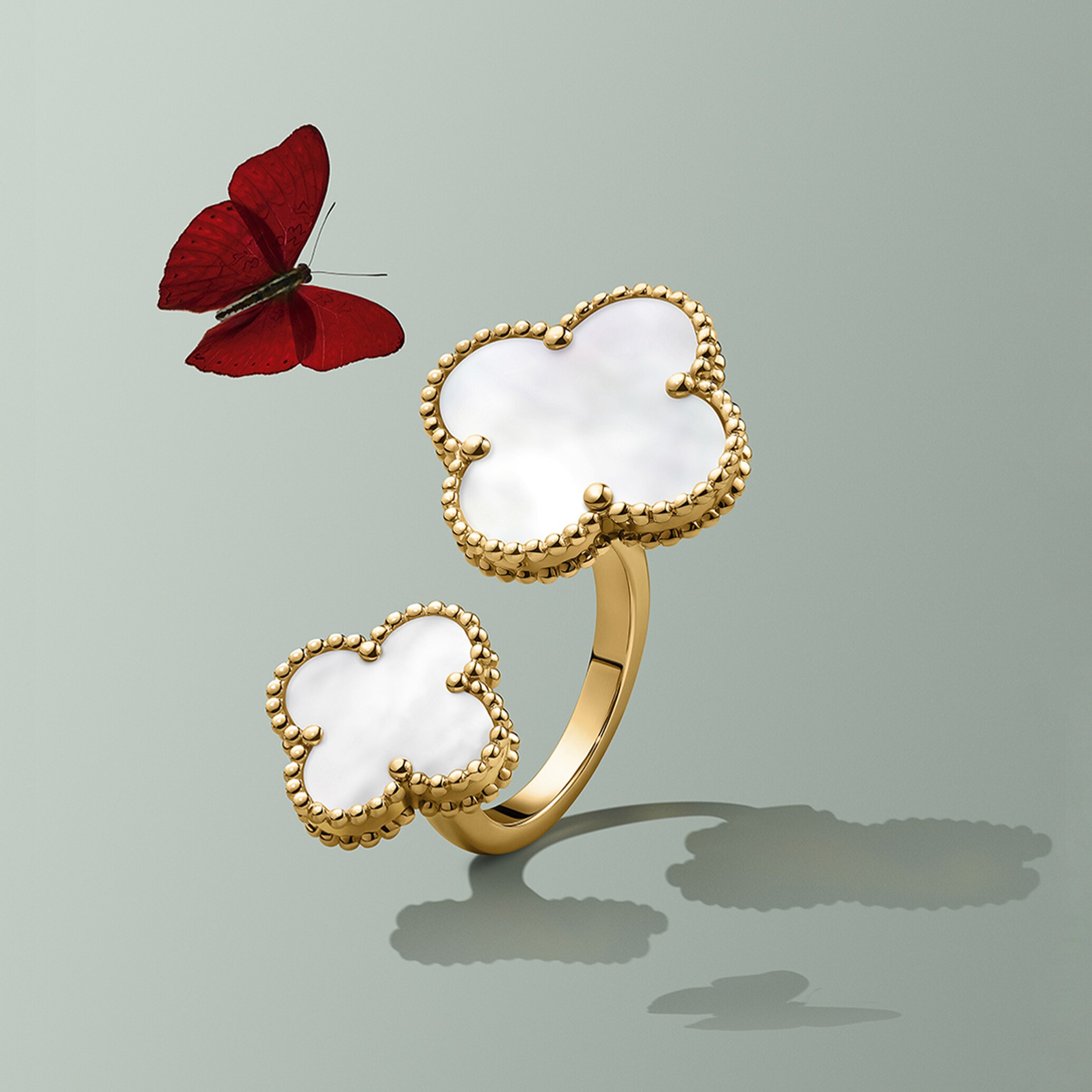 Magic Alhambra指间戒，黄K金，珍珠母贝Alhambra®四叶幸运系列，Van Cleef & Arpels梵克雅宝。
