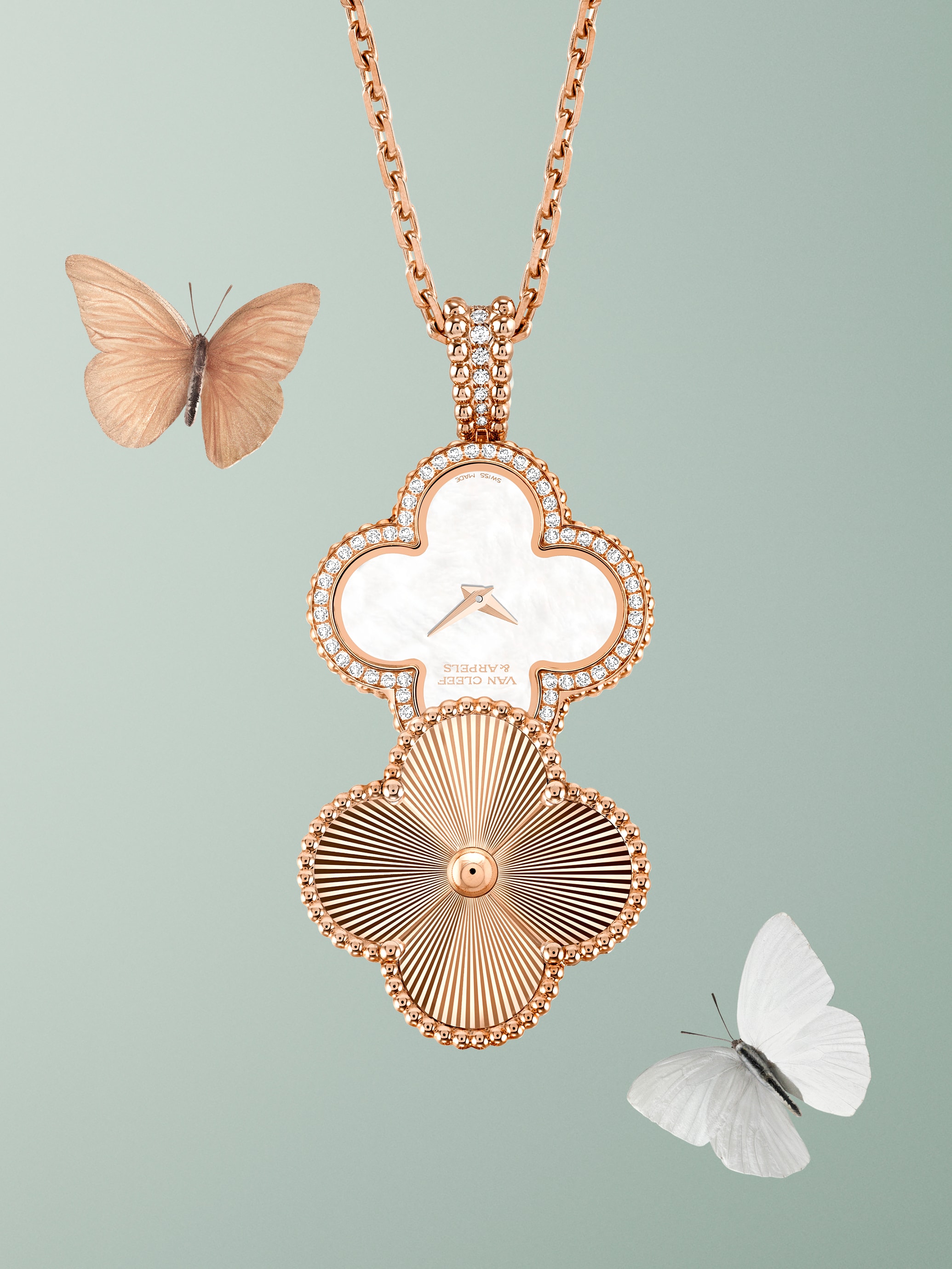 Alhambra隐秘式吊坠表，玫瑰金，珍珠母贝，钻石。Alhambra®四叶幸运系列，Van Cleef & Arpels梵克雅宝。