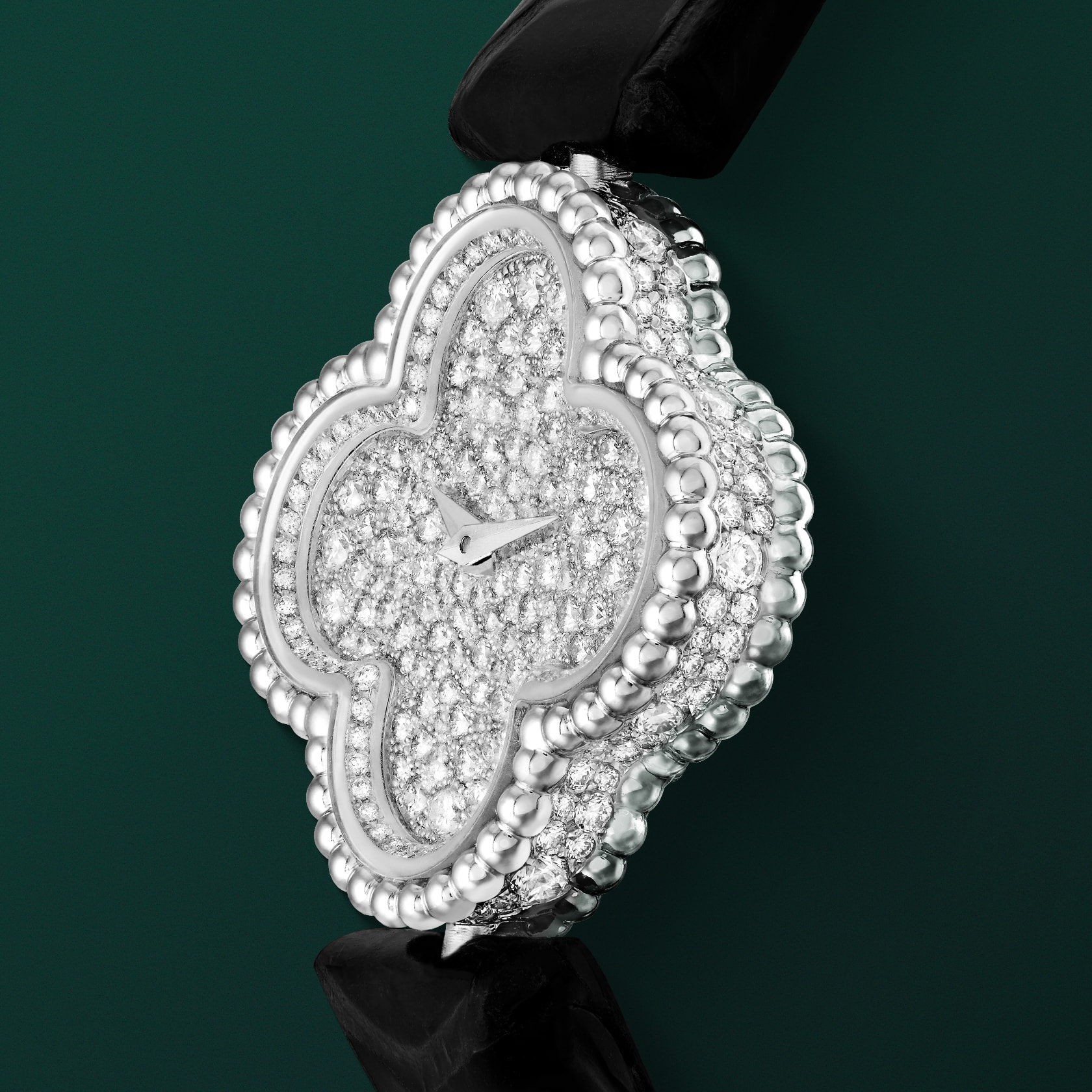Sweet Alhambra腕表，镀铑18K白金，钻石，瑞士石英机芯。Alhambra四叶幸运系列，Van Cleef & Arpels梵克雅宝。
