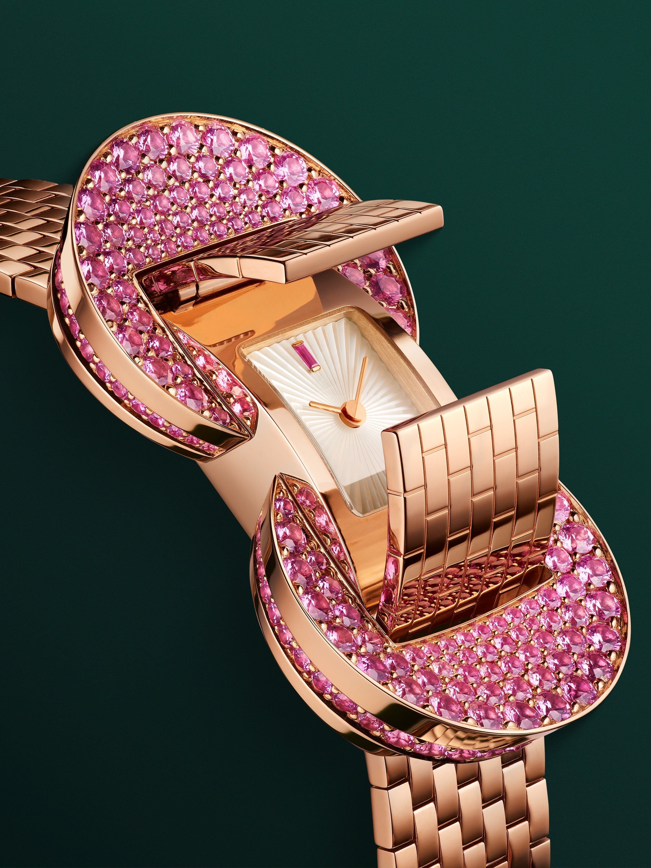 Ludo隐秘式腕表，18K玫瑰金，粉红色蓝宝石，玑镂雕花白色珍珠母贝，瑞士石英机芯。高级珠宝腕表系列，Van Cleef & Arpels梵克雅宝。