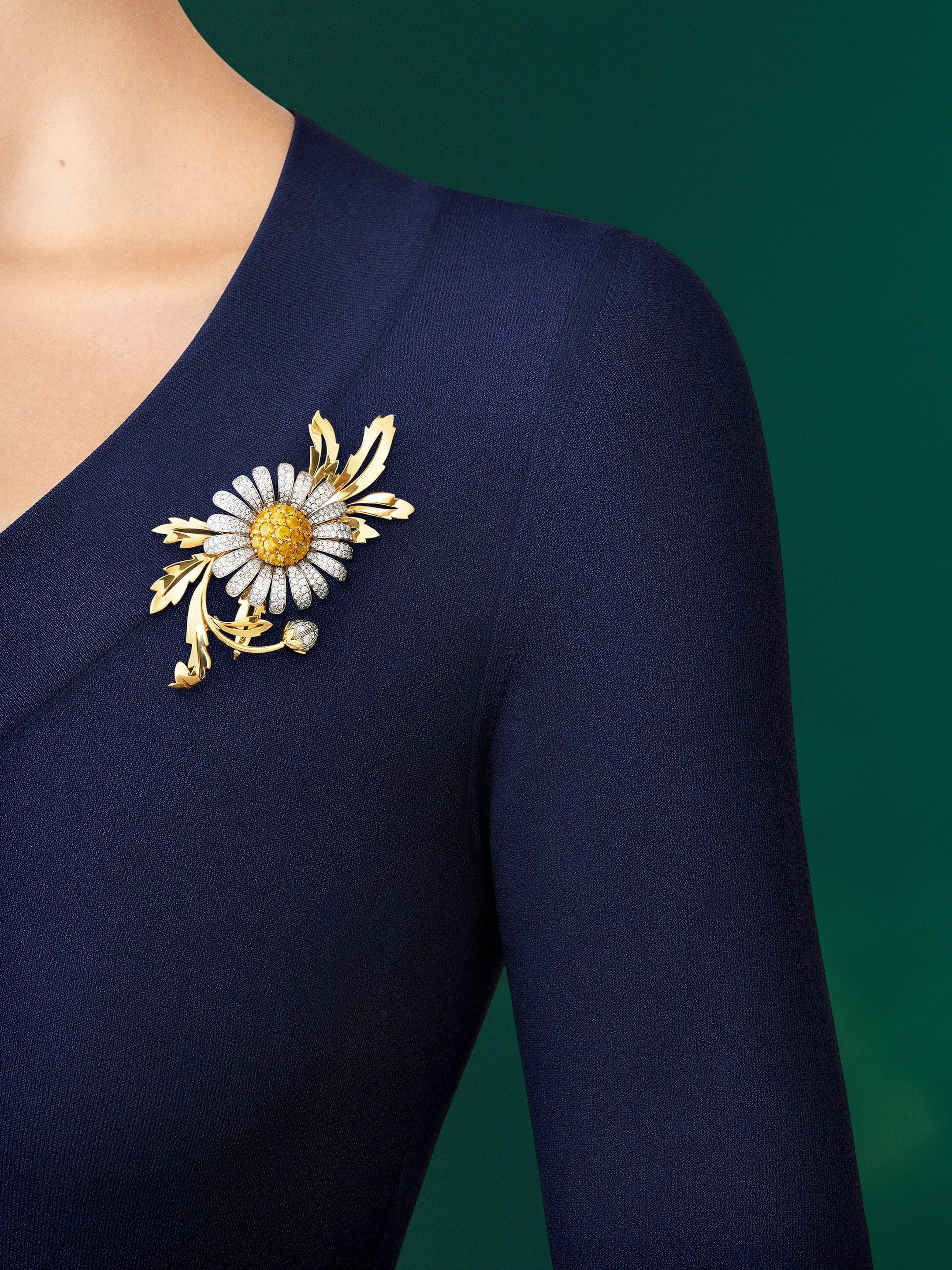 Marguerite隐秘式腕表，镀铑18K白金和18K黄金，钻石，黄色蓝宝石，瑞士石英机芯。高级珠宝腕表系列，Van Cleef & Arpels梵克雅宝。