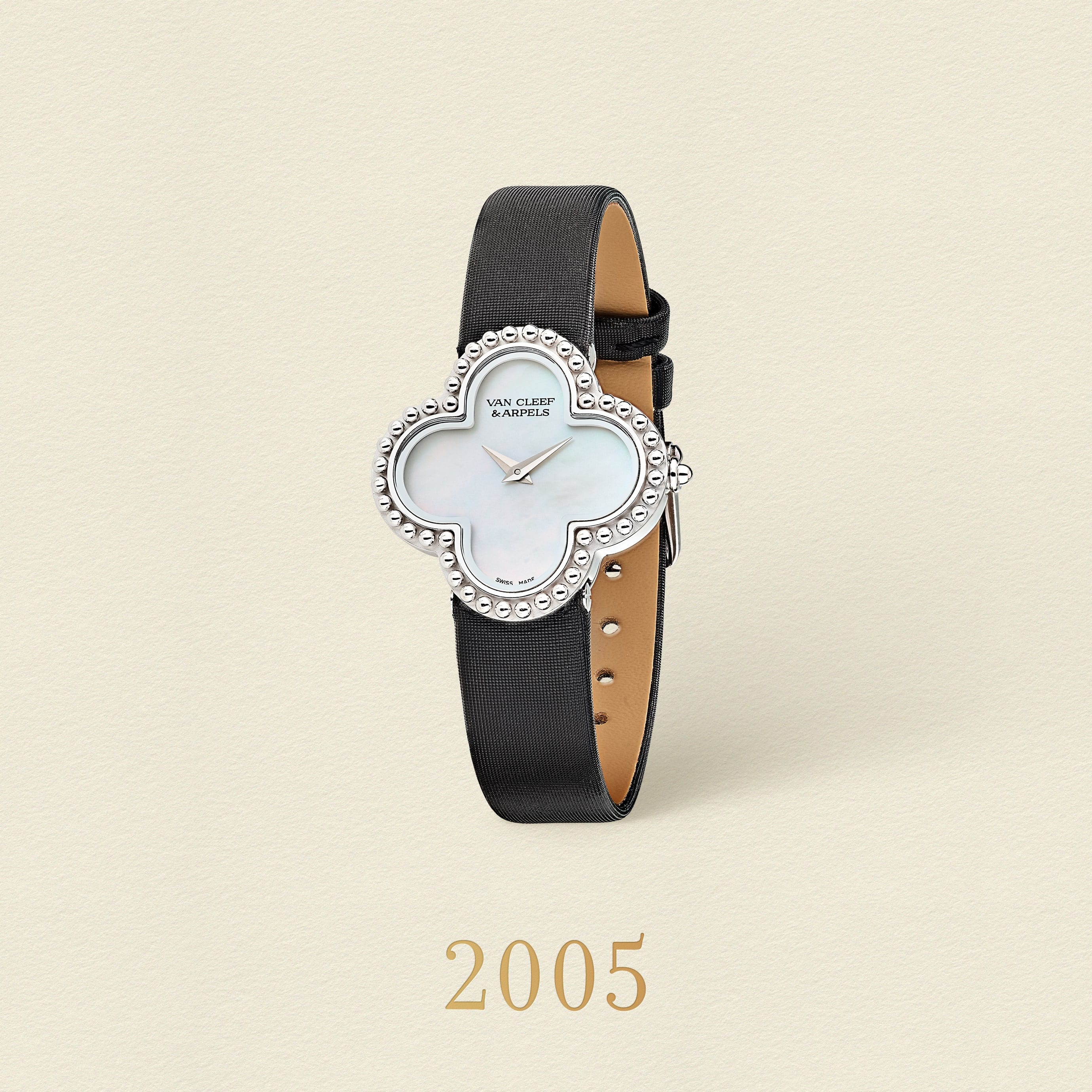 Alhambra腕表，白K金，珍珠母贝Alhambra四叶幸运系列，Van Cleef & Arpels梵克雅宝。