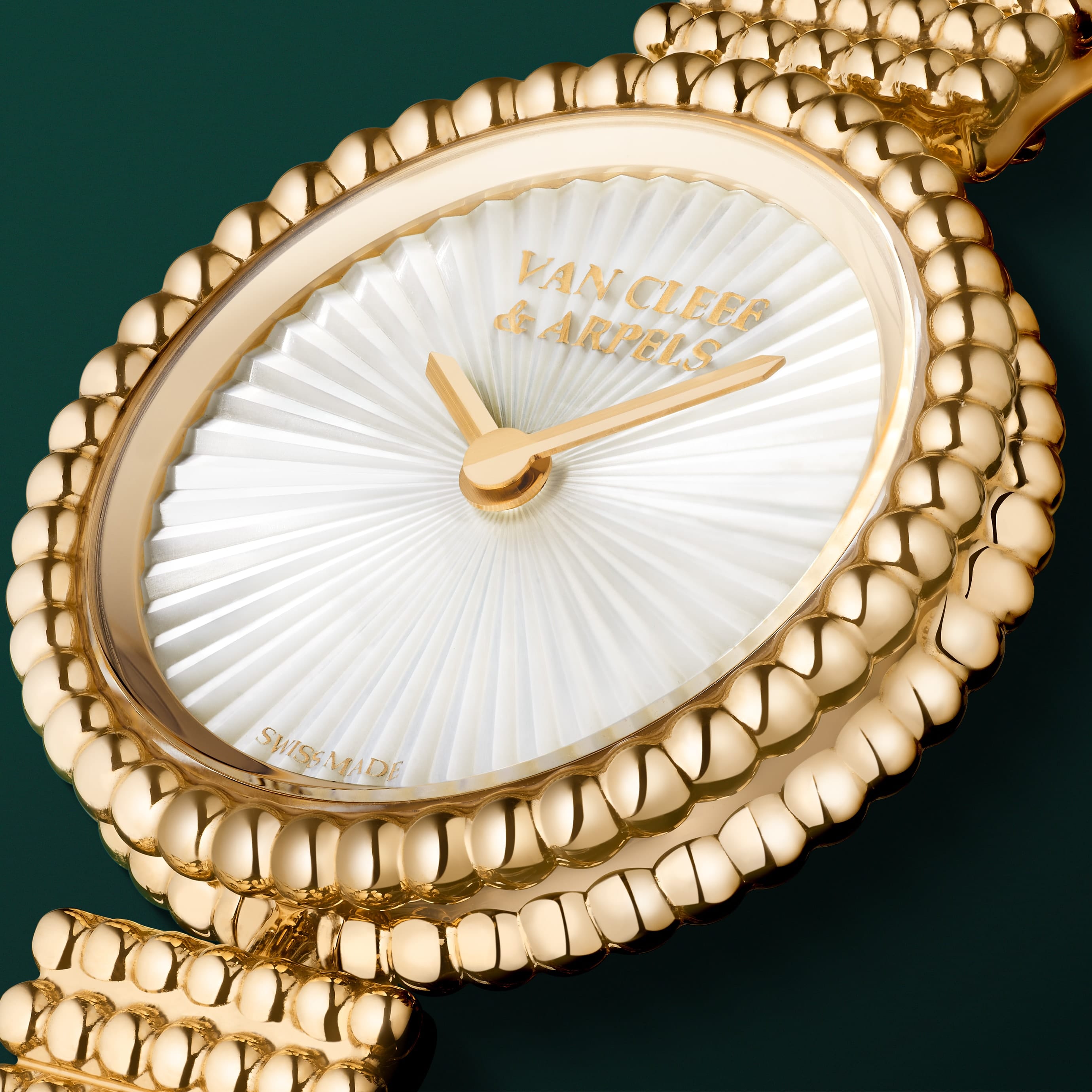 Perlée腕表，18K黄金，玑镂雕花白色珍珠母贝，瑞士石英机芯。Perlée系列，Van Cleef & Arpels梵克雅宝。