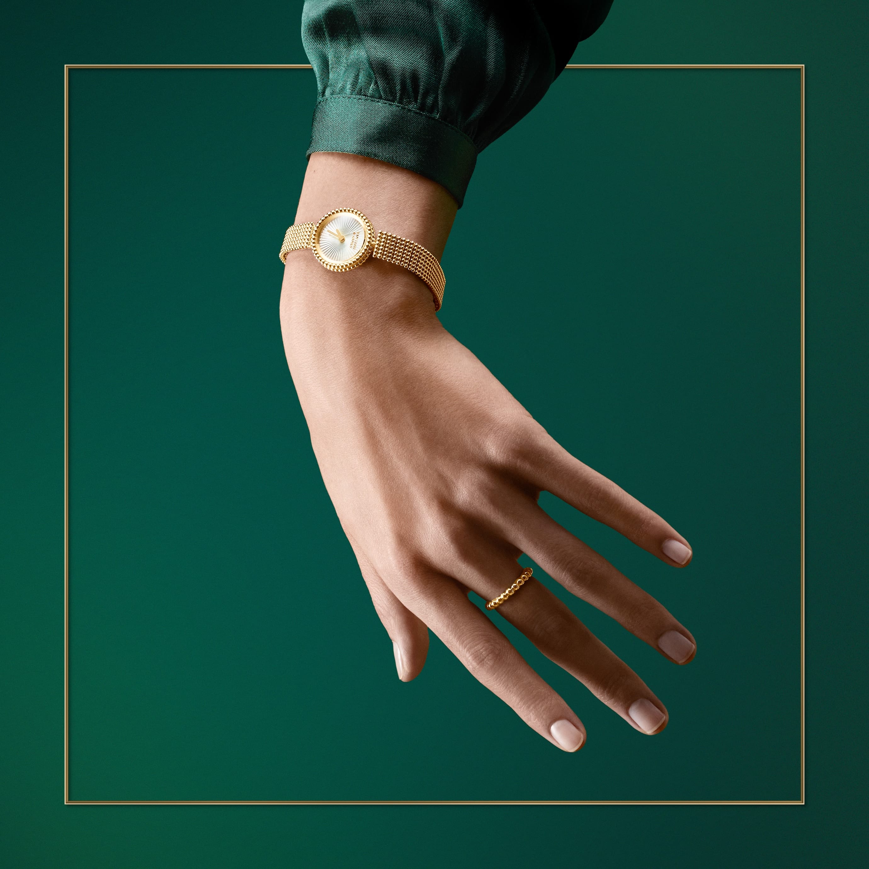 Perlée腕表，18K黄金，玑镂雕花白色珍珠母贝，瑞士石英机芯；Perlée pearls of gold戒指，18K黄金。Perlée系列，Van Cleef & Arpels梵克雅宝。