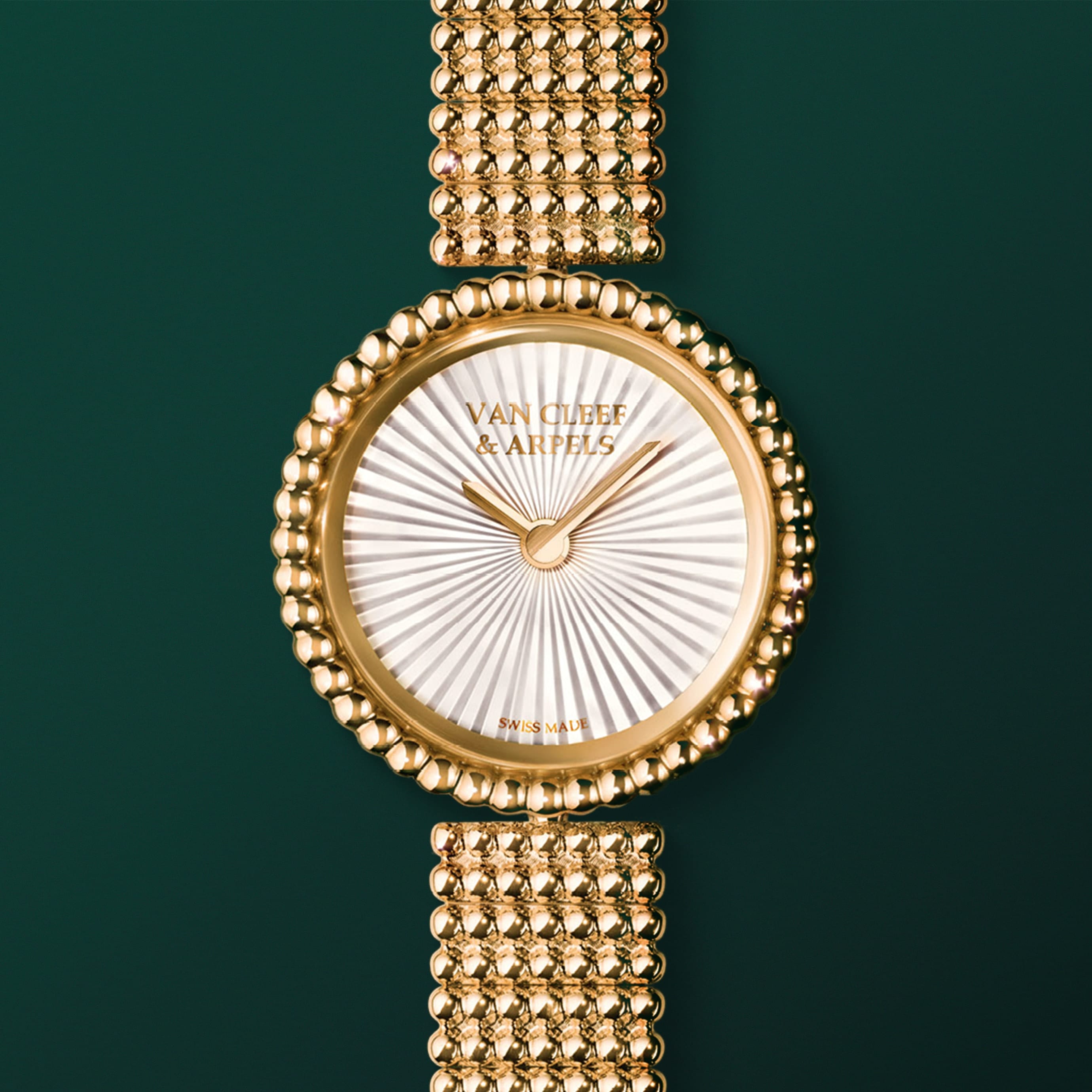 Perlée腕表，18K黄金，玑镂雕花白色珍珠母贝，瑞士石英机芯。Perlée系列，Van Cleef & Arpels梵克雅宝。