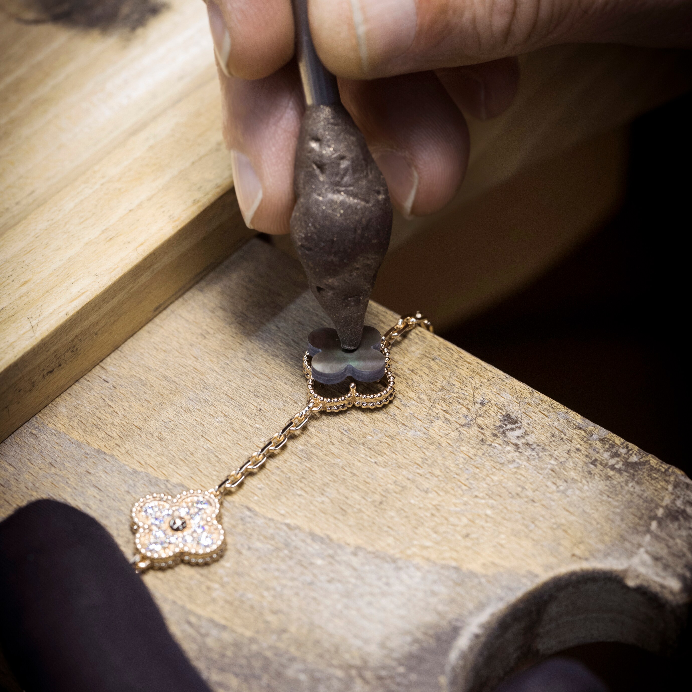 Positionning the grey mother of pearl, setting work. Van Cleef & Arpels.