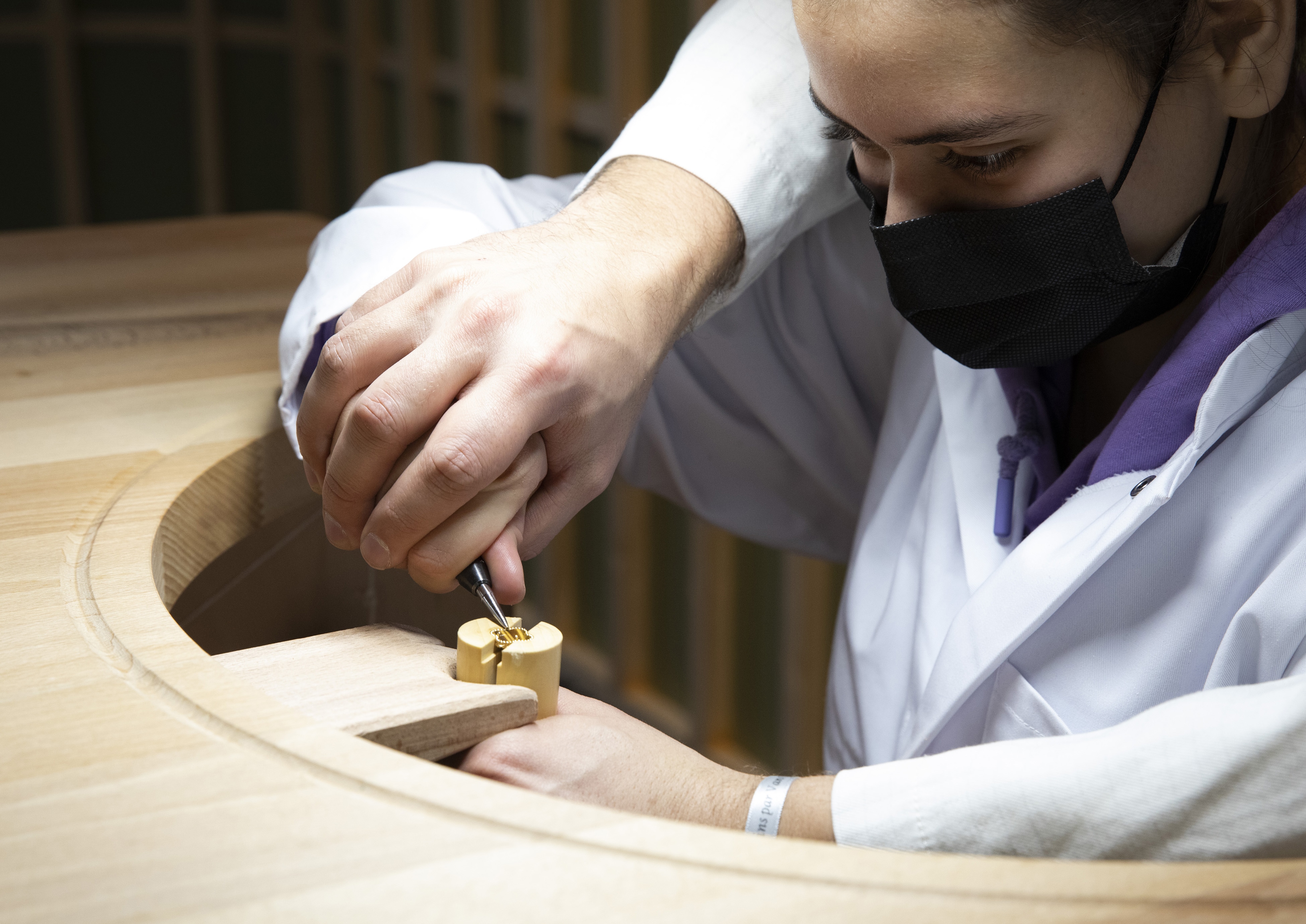 de Mains en mains, par Van Cleef & Arpels, discovering jewelry professions