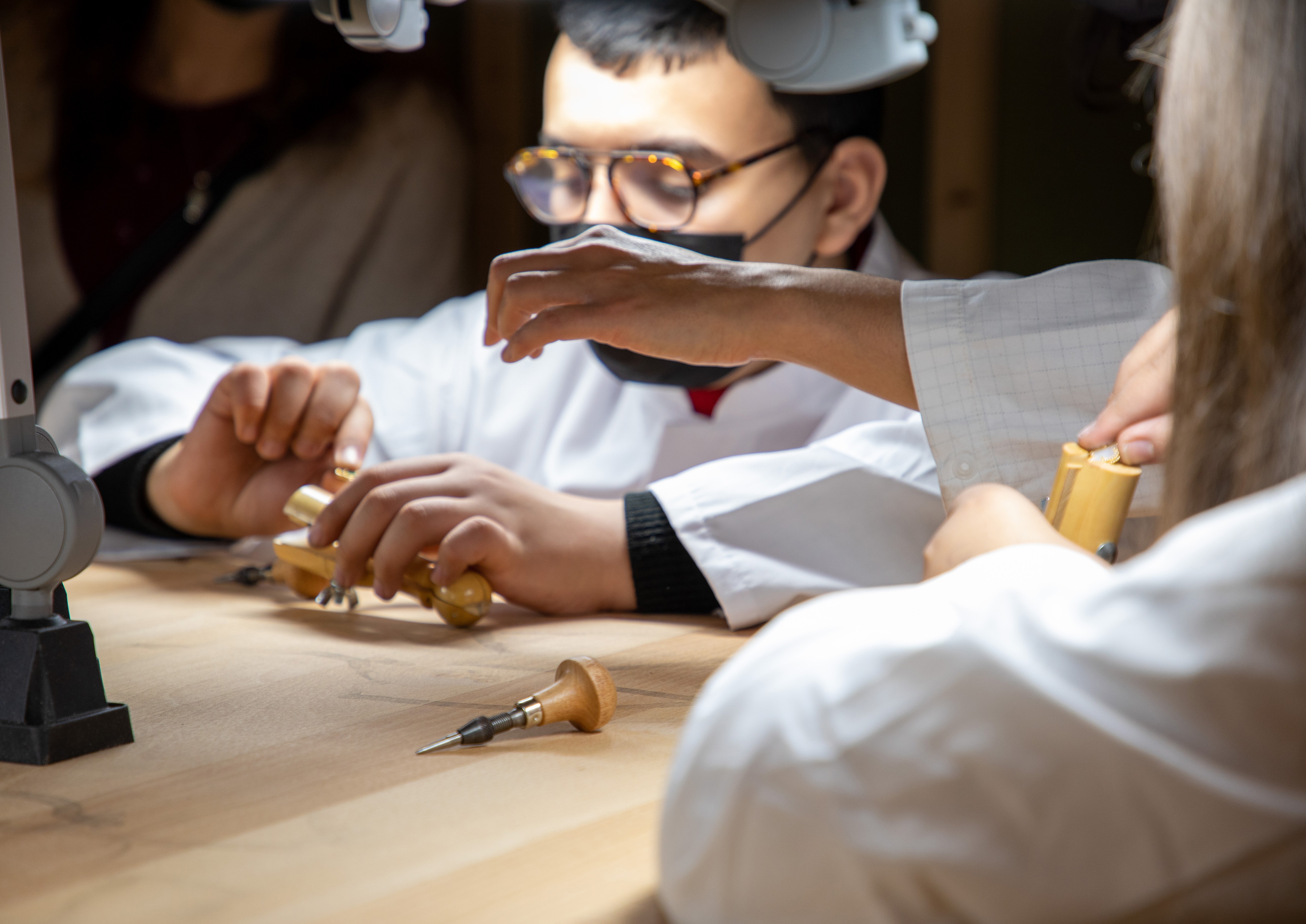 de Mains en mains, par Van Cleef & Arpels, discovering jewelry professions