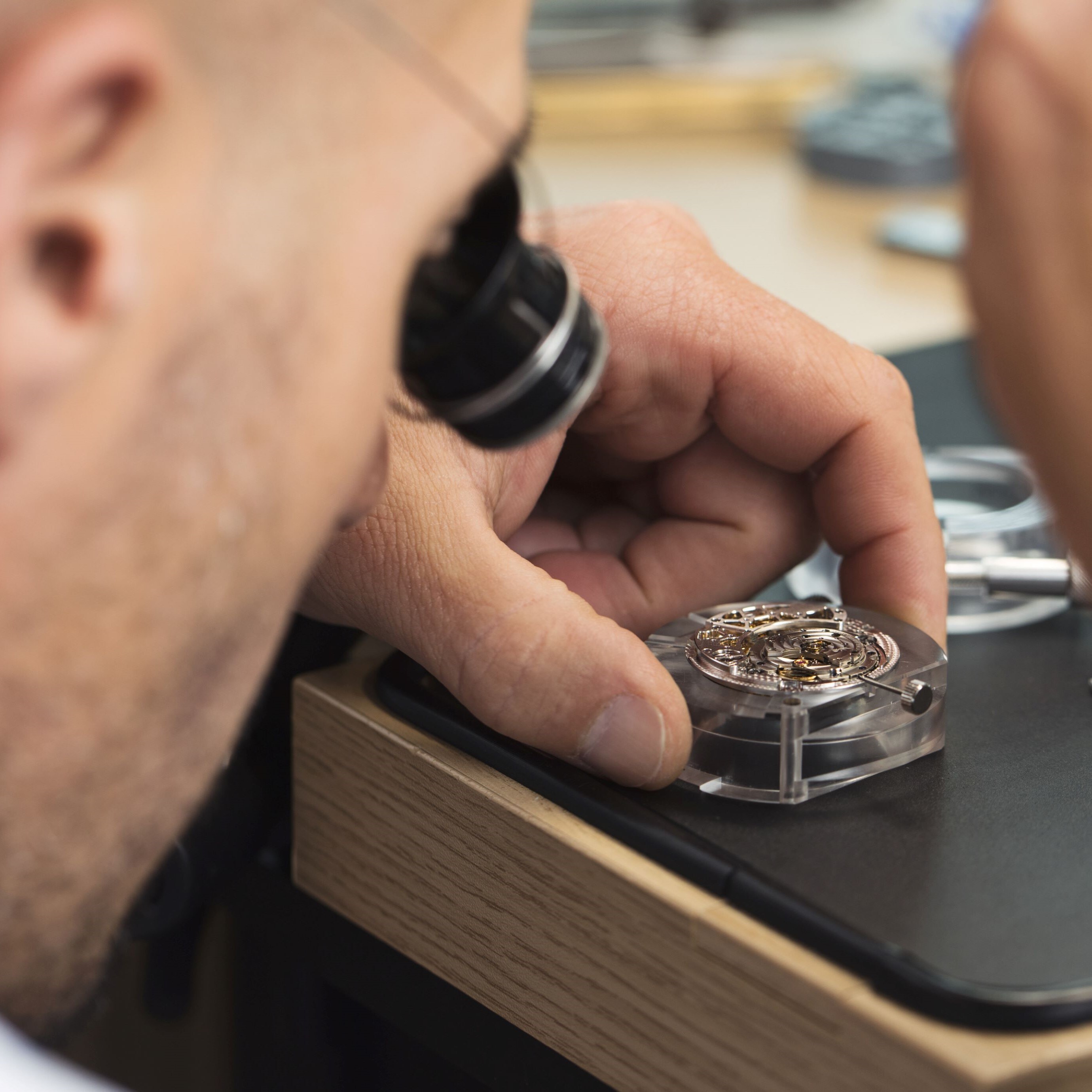 Assembling of the movement by the watchmaker, Van Cleef & Arpels.