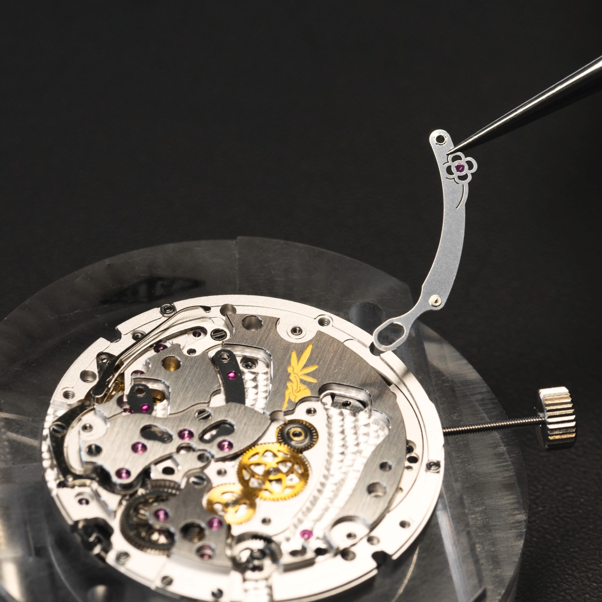 Positioning of the flower lever on the movement on the Lady Arpels Brise d’Été watch, Van Cleef & Arpels.