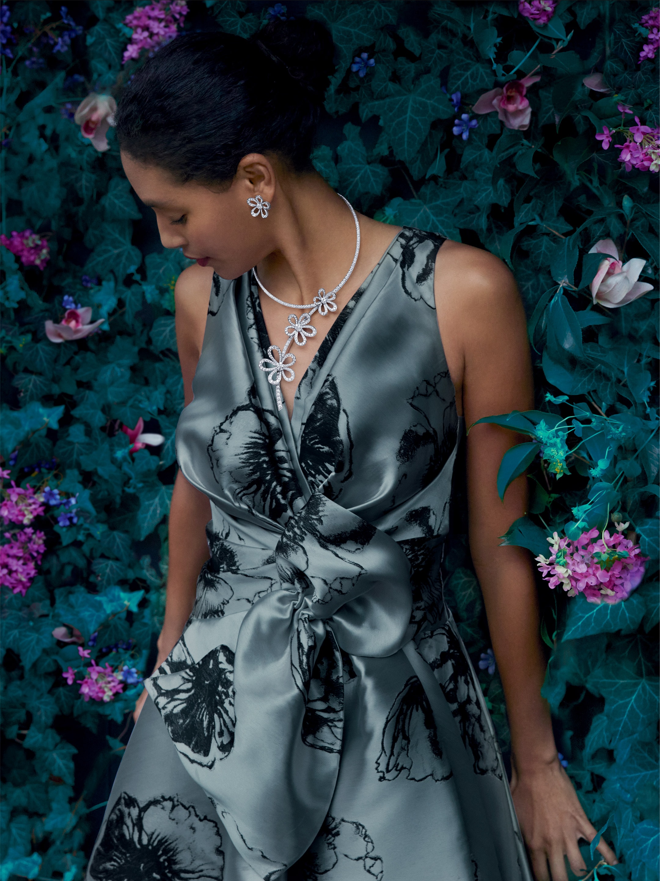 Flowerlace necklace and earrings in white gold and diamonds. Van Cleef & Arpels