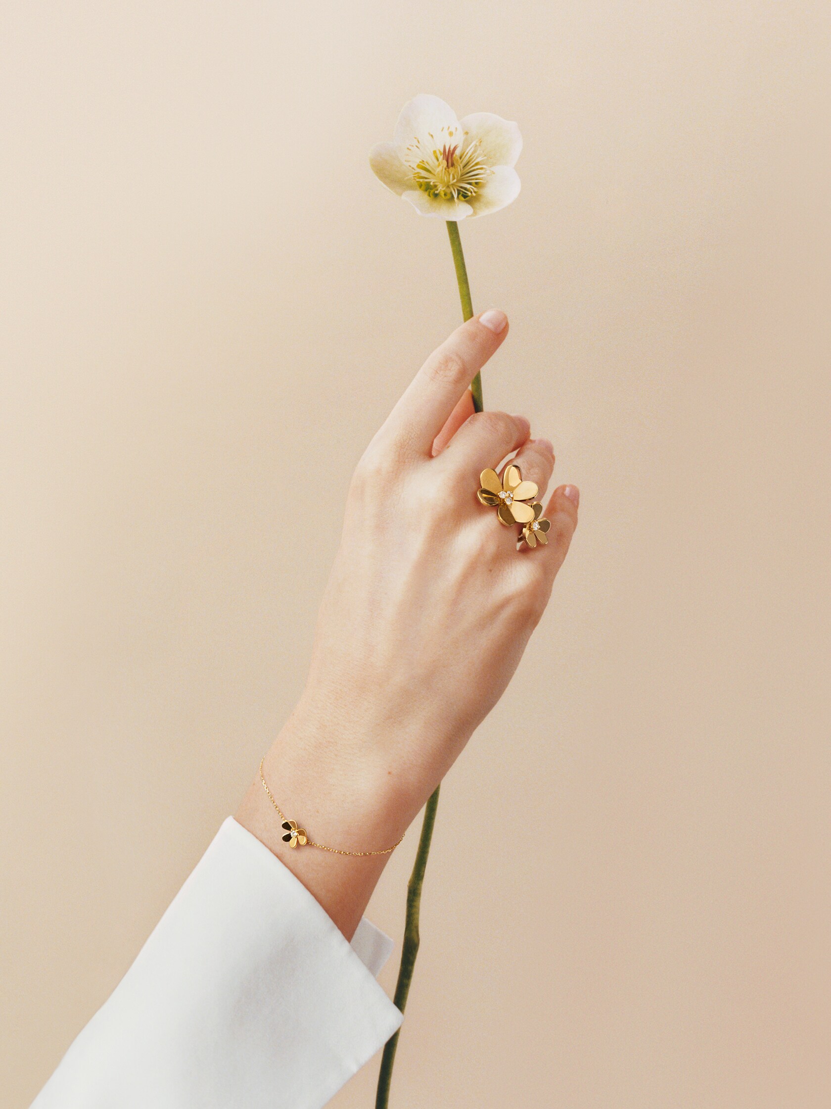 Frivole® bracelet and ring in yellow gold and diamonds. Van Cleef & Arpels