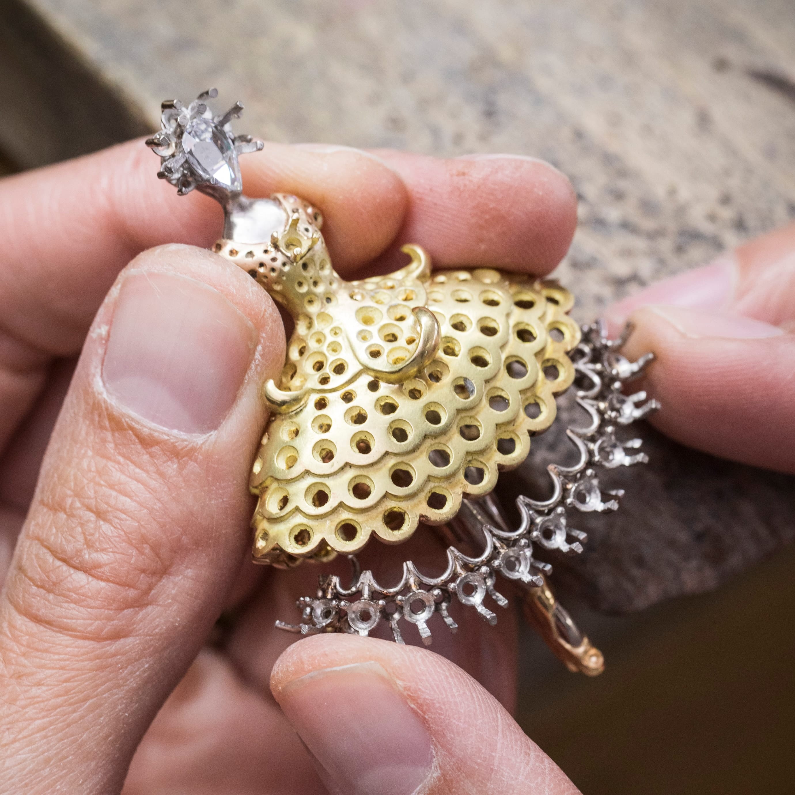 珠宝工艺，组装芭蕾舞伶的裙底。Feminine Figures系列，Van Cleef & Arpels梵克雅宝。