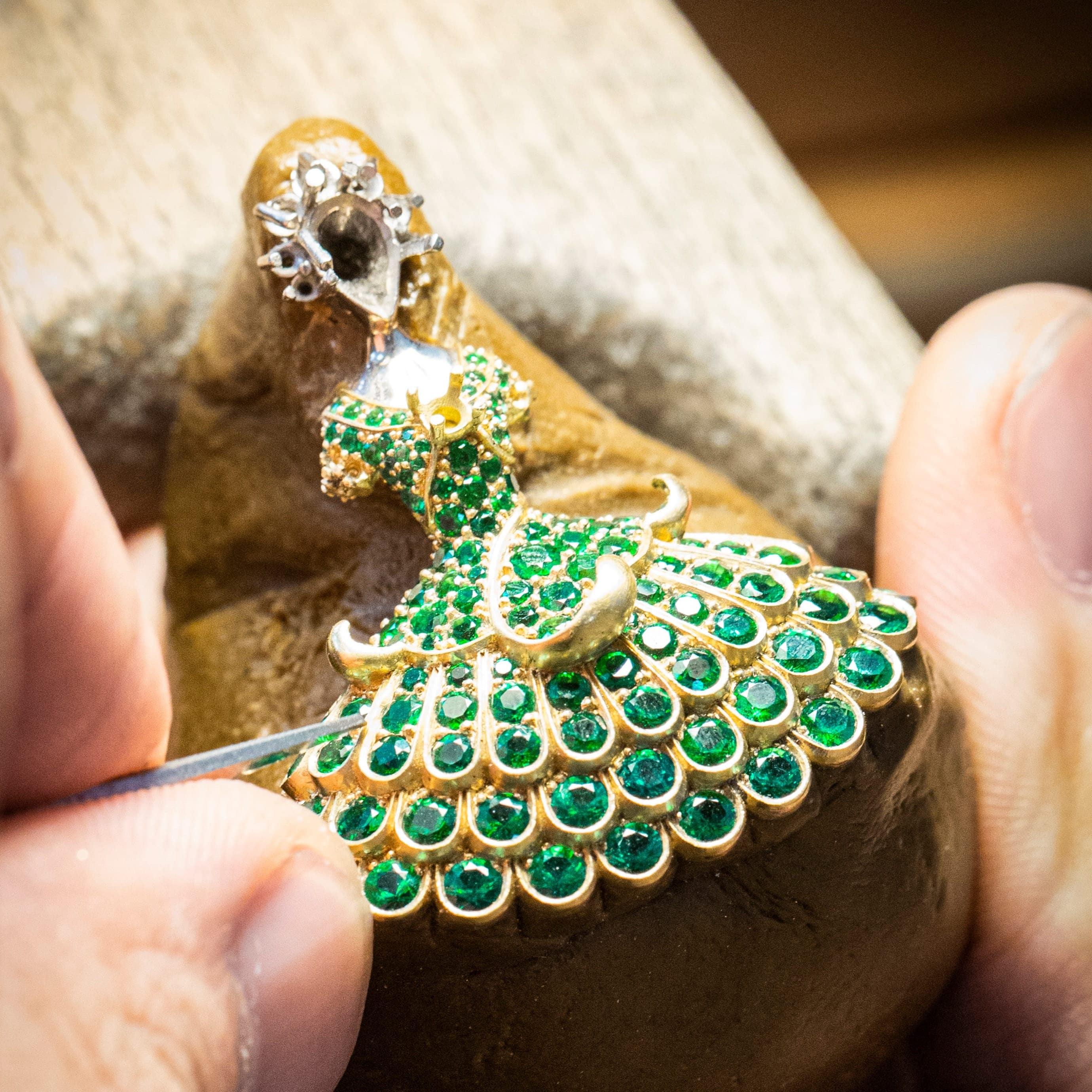 于芭蕾舞伶之上镶嵌祖母绿。Feminine Figures系列，Van Cleef & Arpels梵克雅宝。