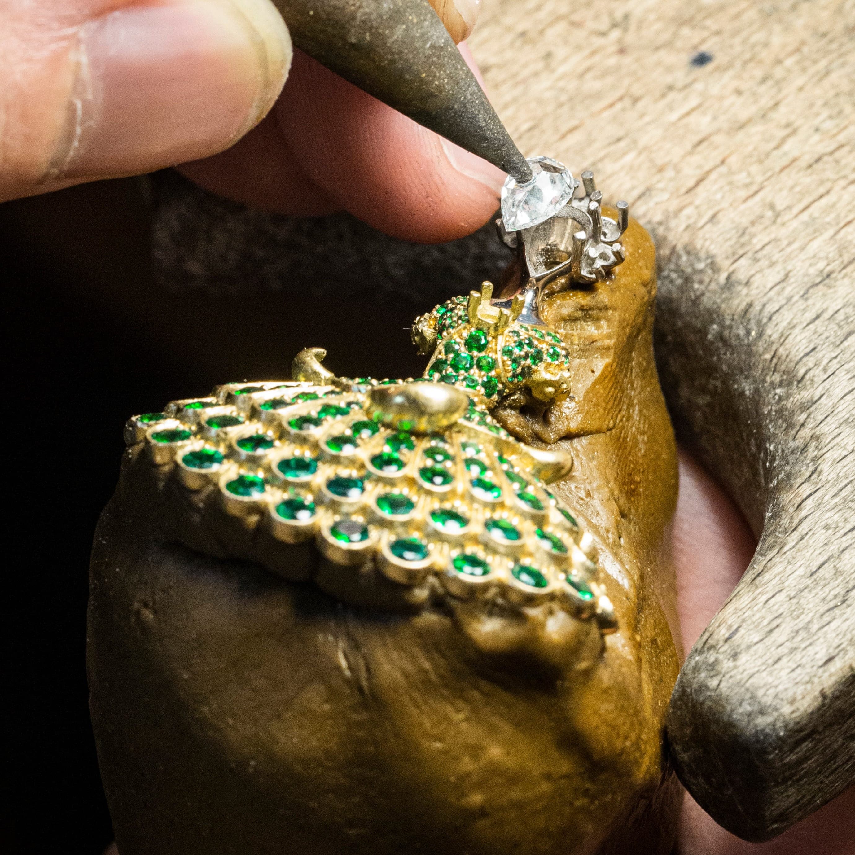 于芭蕾舞伶之上镶嵌钻石。Feminine Figures系列，Van Cleef & Arpels梵克雅宝。