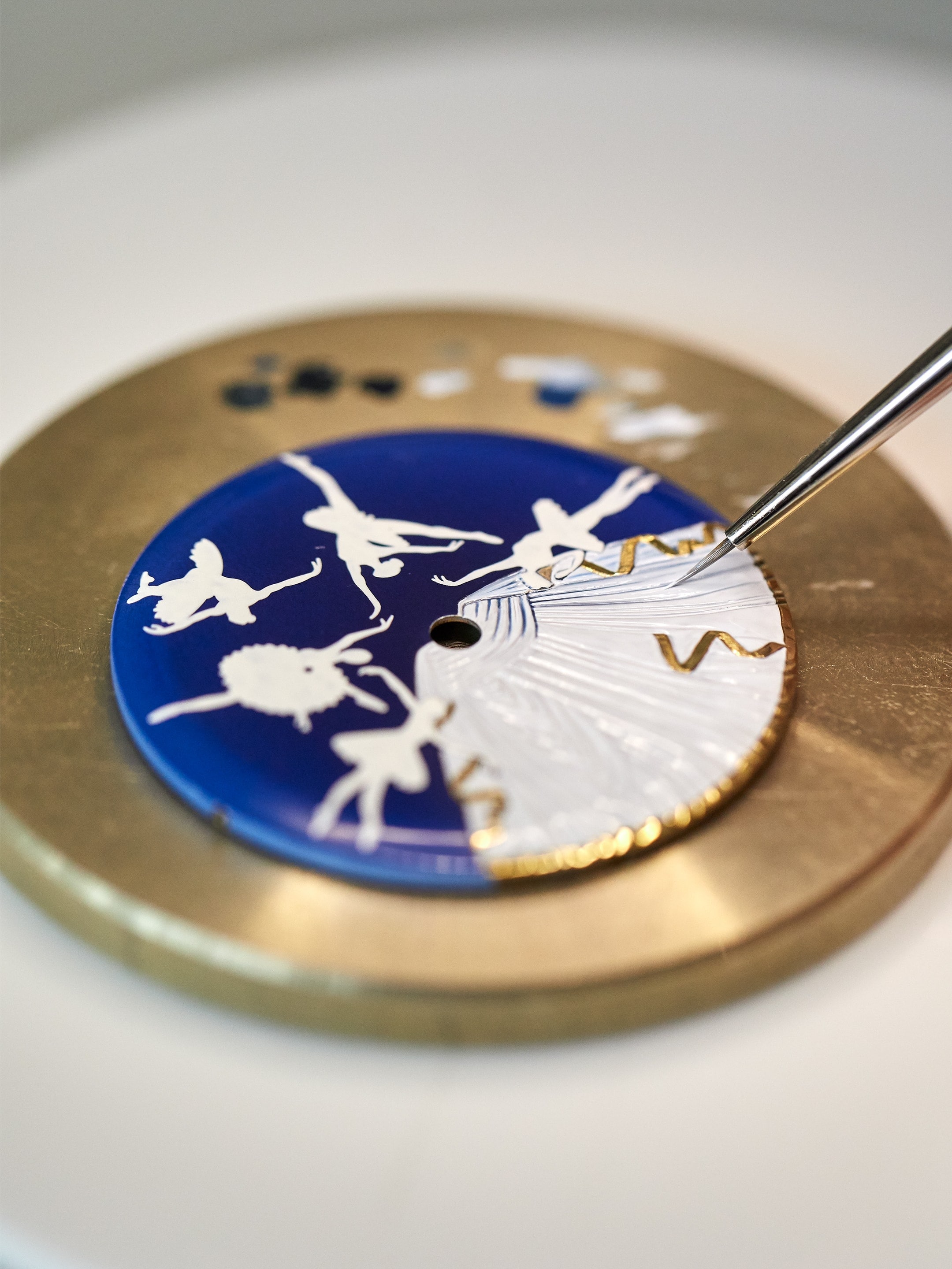 使用画笔进行细工彩绘，完成Diamant腕表的场景圆盘。Poetic Complications诗意复杂功能腕表系列，Van Cleef & Arpels梵克雅宝。