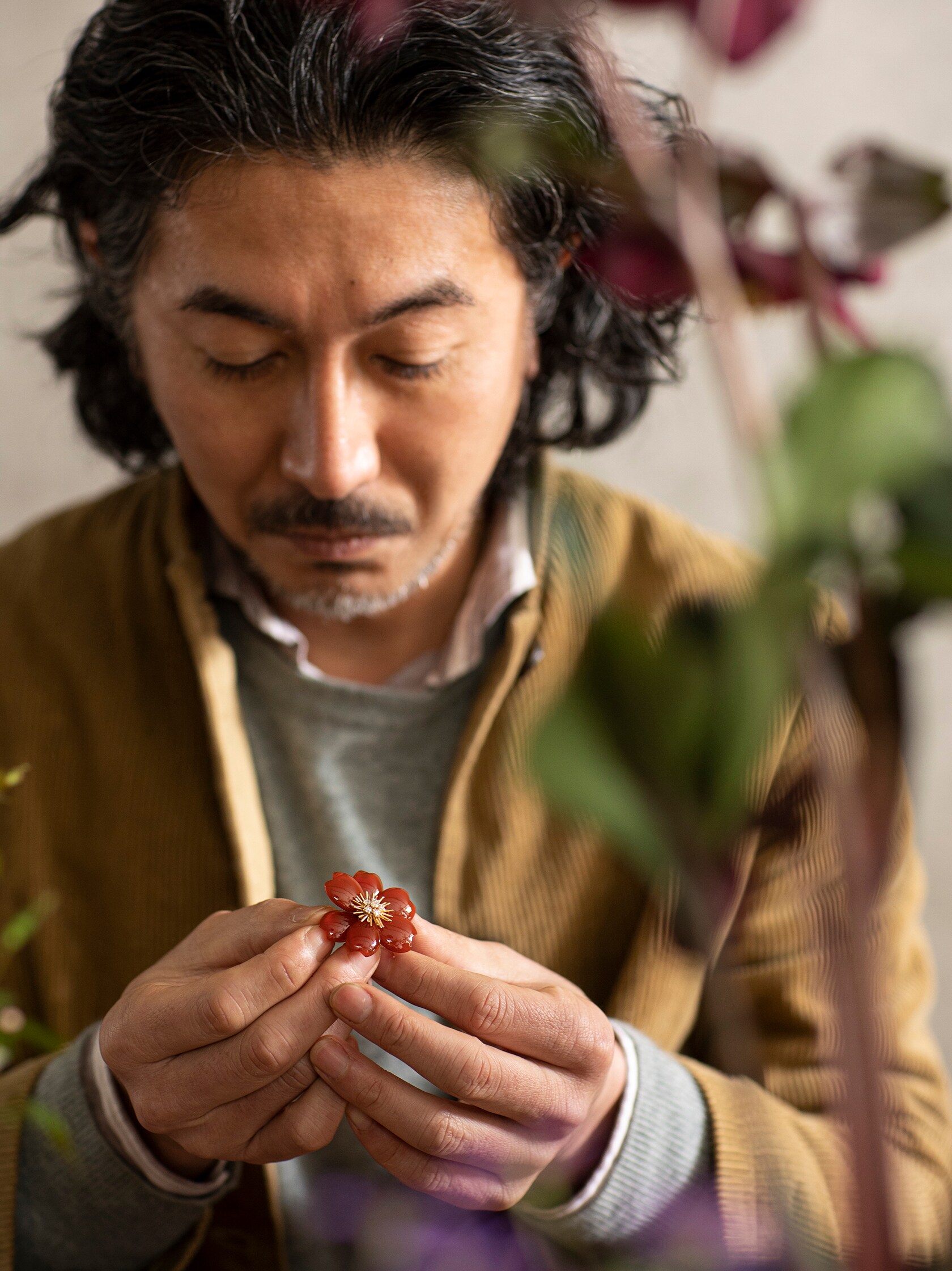 片桐功敦（Atsunobu Katagiri）手持一枚Rose de Noël系列胸针，Van Cleef & Arpels梵克雅宝