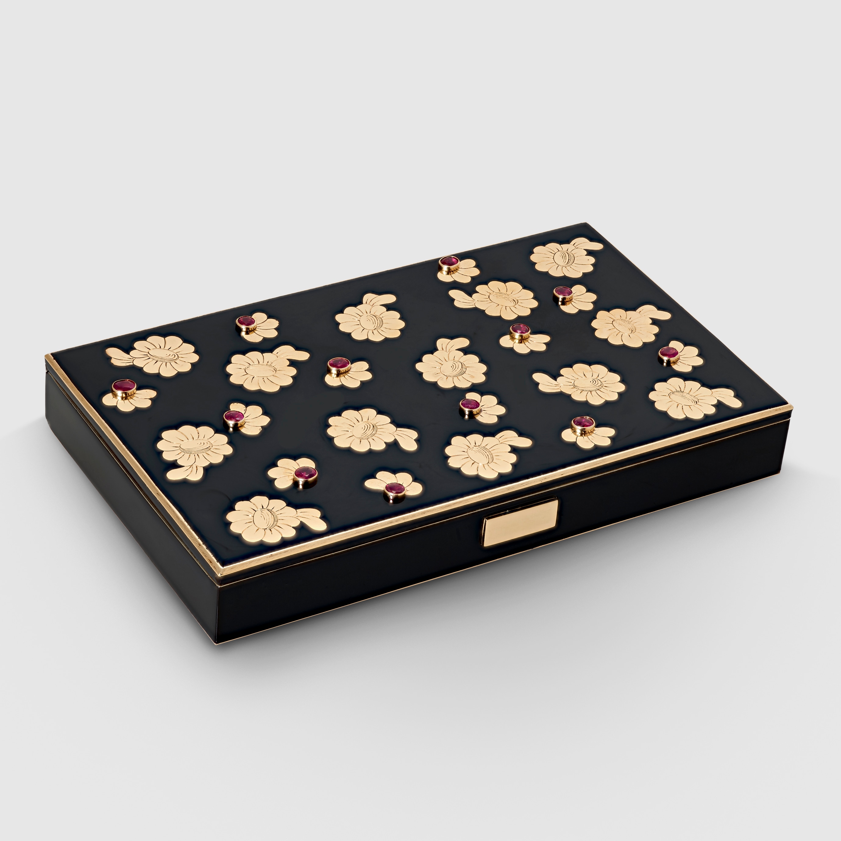 Bagatelle Minaudière百宝匣，1952年。黄K金，银，铂金，黑色漆面，红宝石。Van Cleef & Arpels梵克雅宝典藏系列