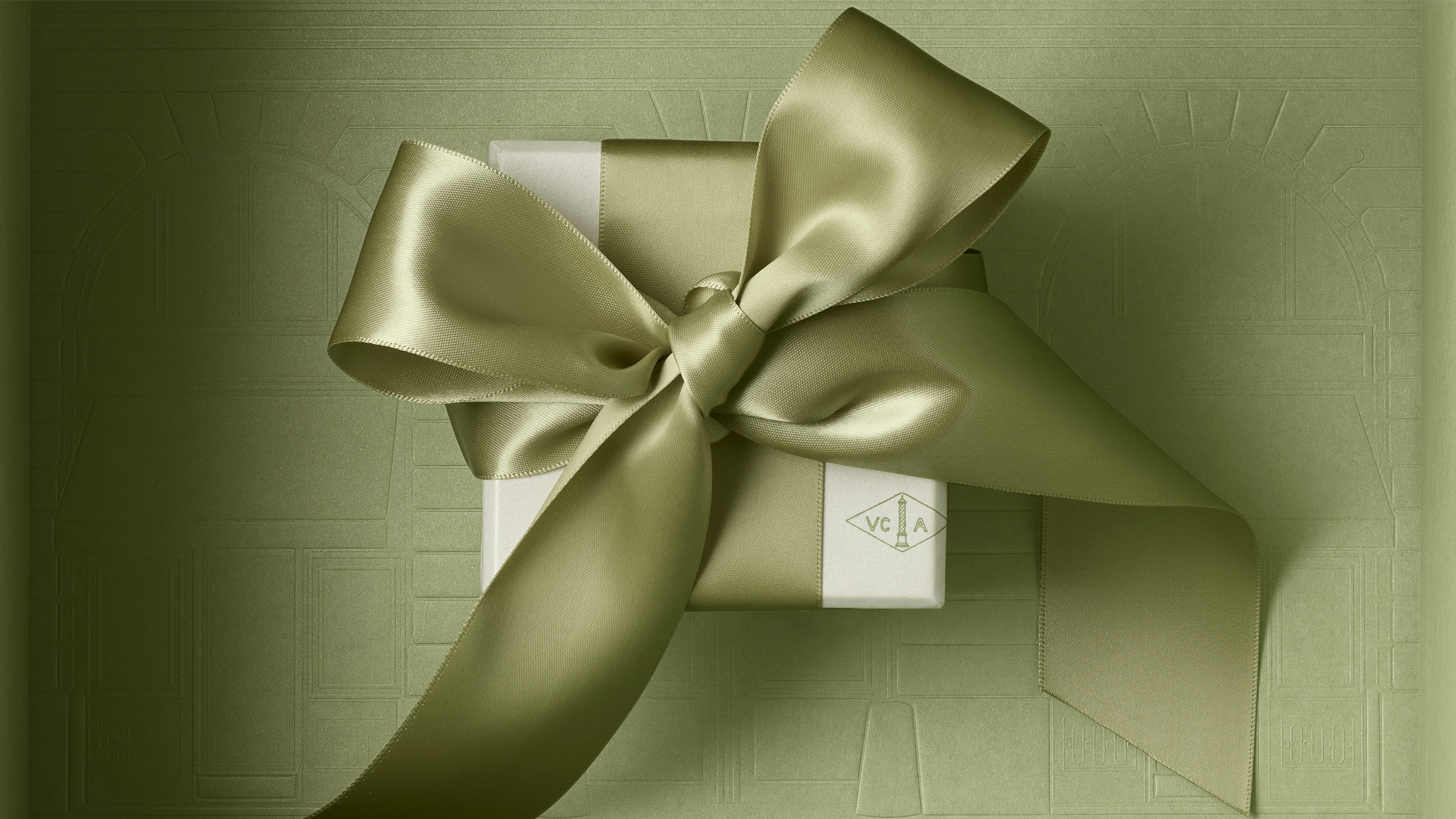 Gift wrapping by Van Cleef & Arpels