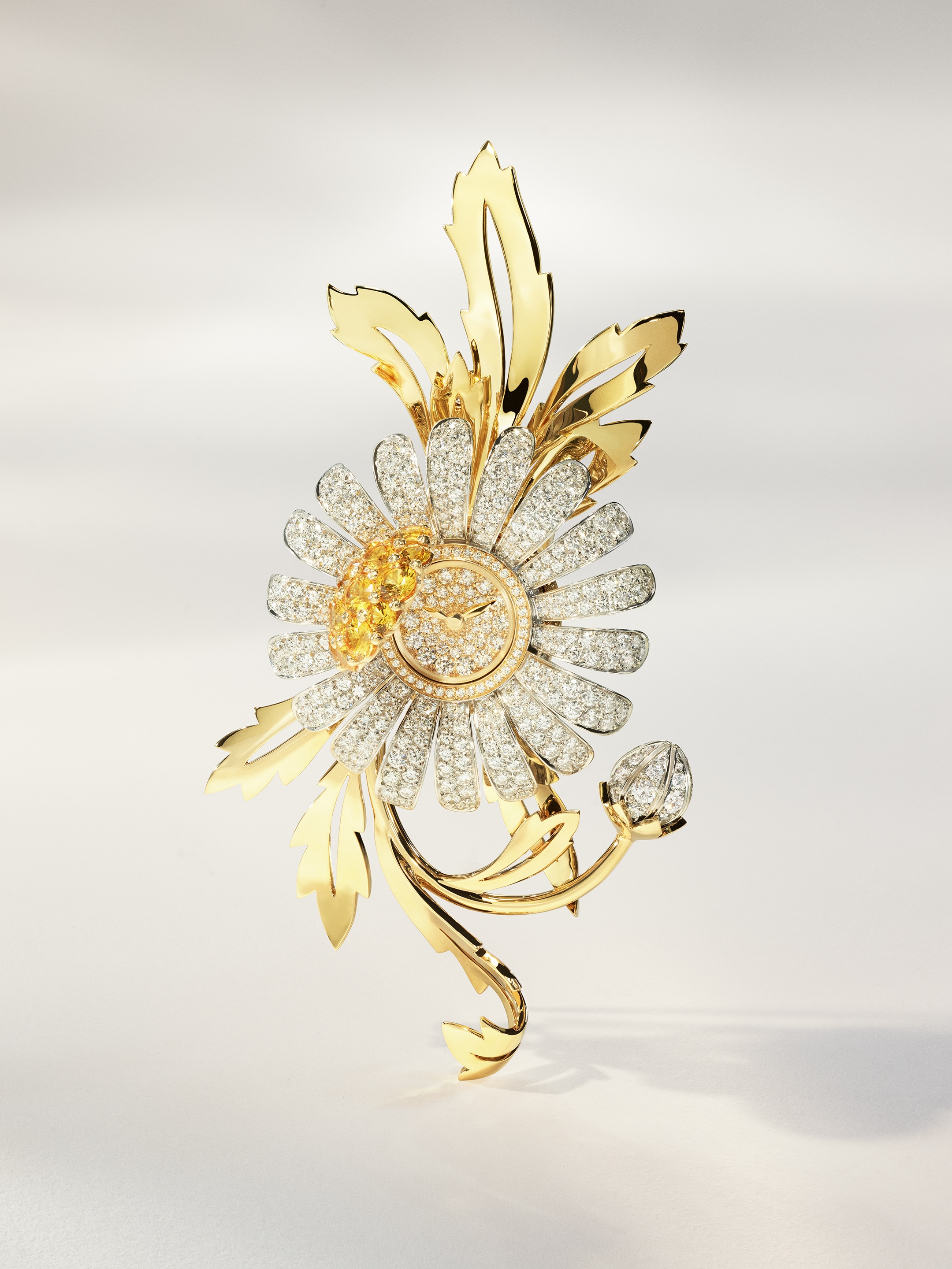 Marguerite Secrète腕表，可转换为胸针，白K金，黄K金，黄色蓝宝石，钻石，瑞士石英机芯。Van Cleef & Arpels梵克雅宝。