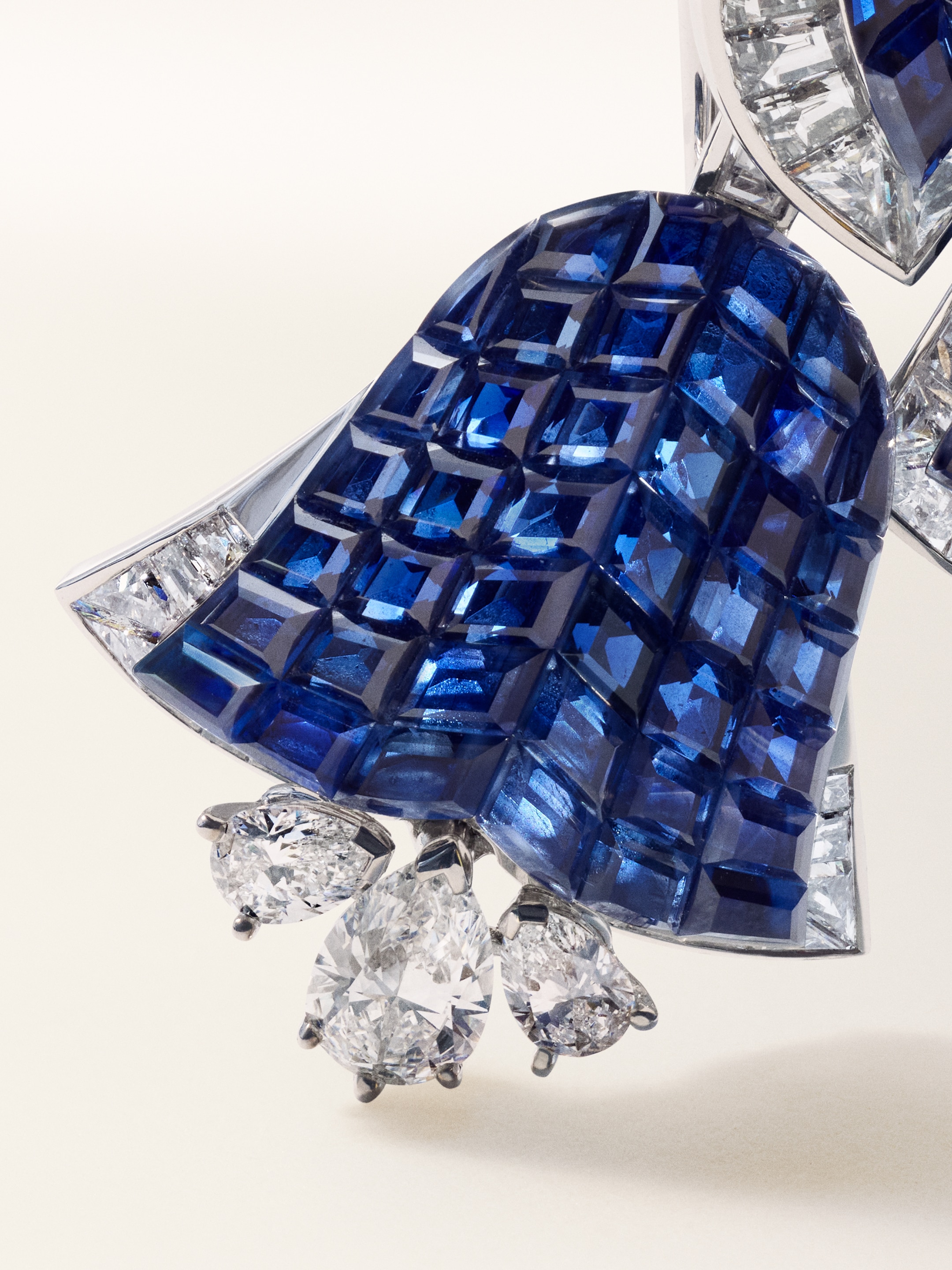 Campanule胸针，18K白金及玫瑰金，传统隐密式镶嵌蓝宝石，钻石。Van Cleef & Arpels梵克雅宝。