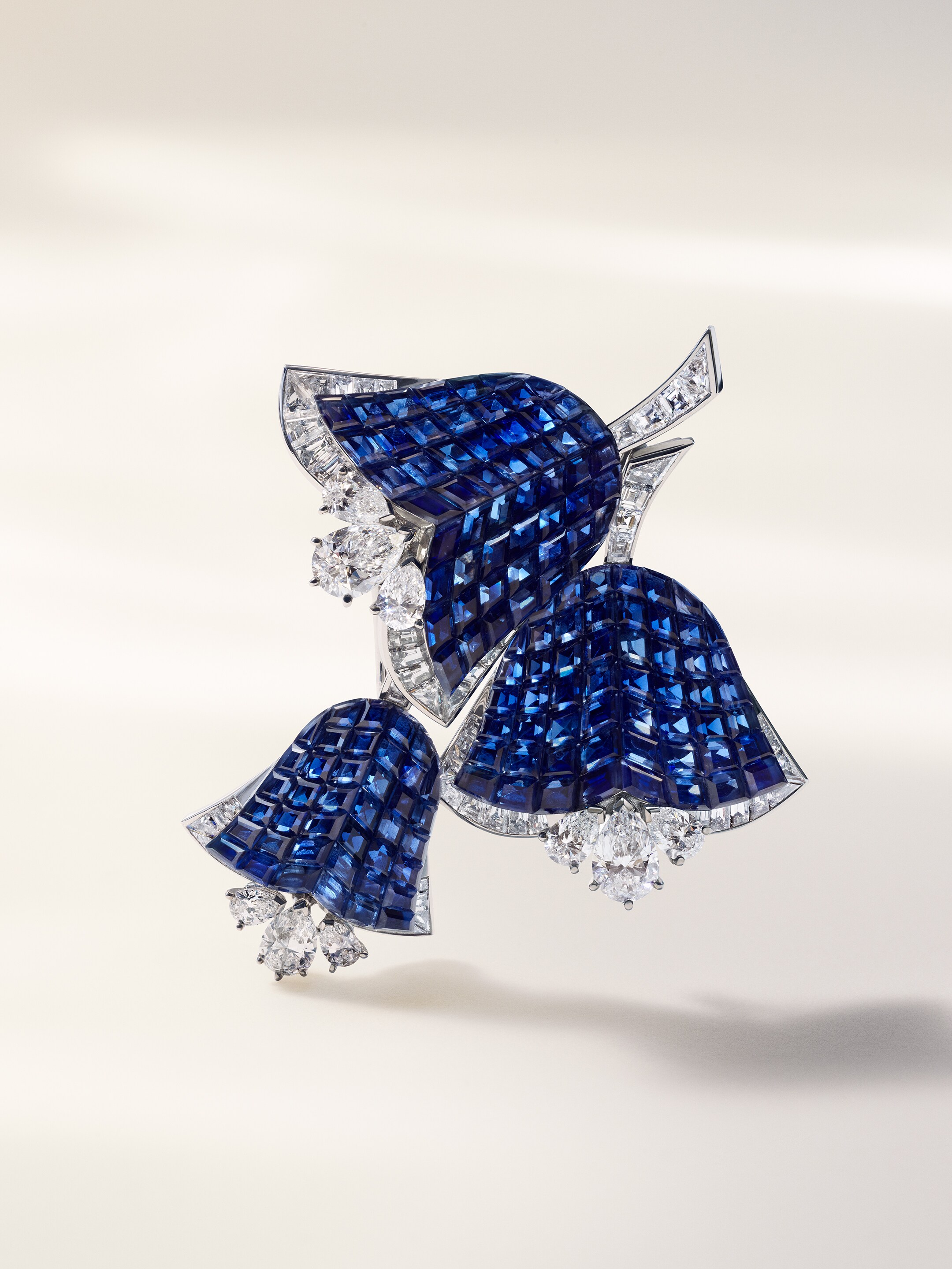 Campanule胸针，18K白金及玫瑰金，传统隐密式镶嵌蓝宝石，钻石。Van Cleef & Arpels梵克雅宝。