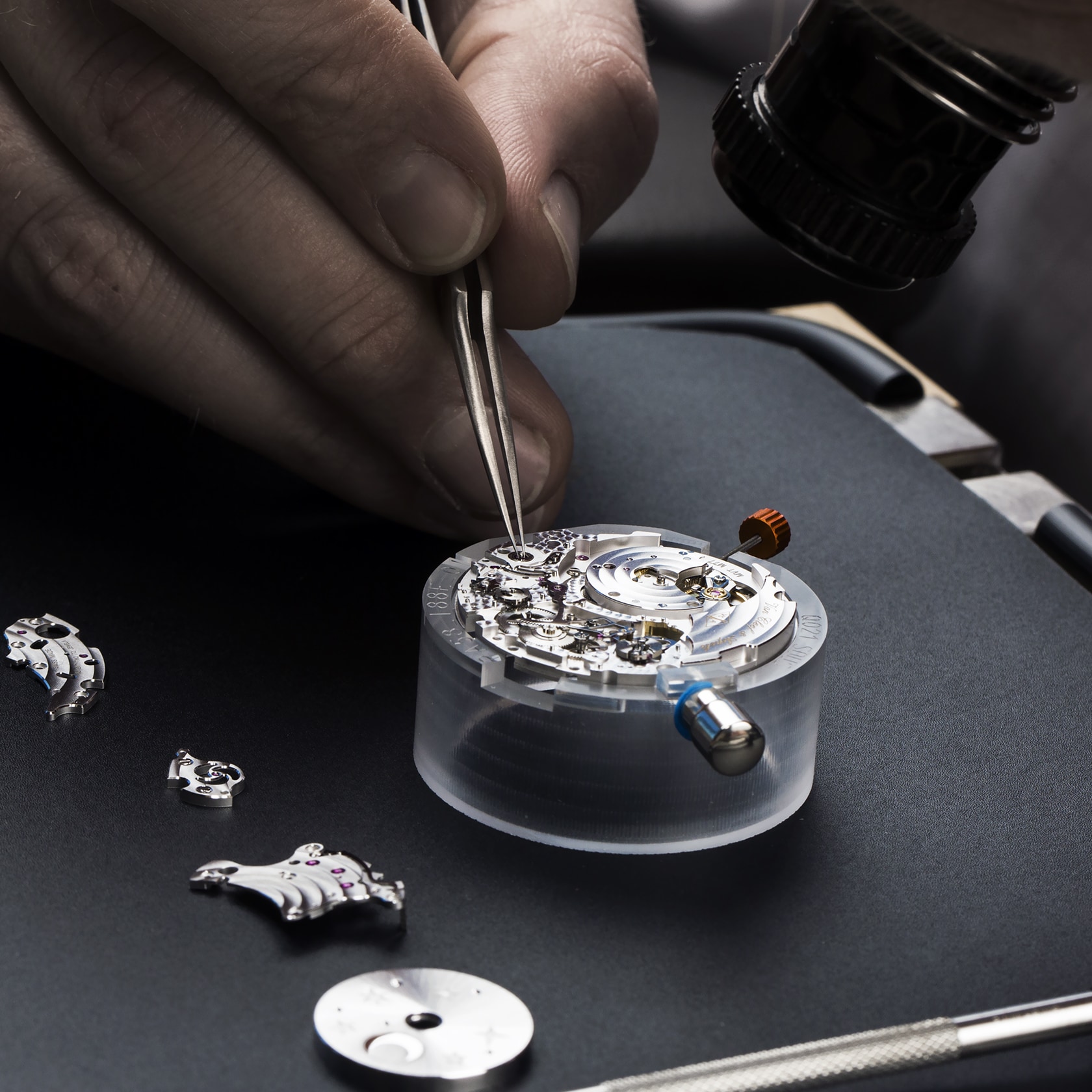 组装Lady Arpels Papillon Automate腕表的机械装置。Van Cleef & Arpels梵克雅宝