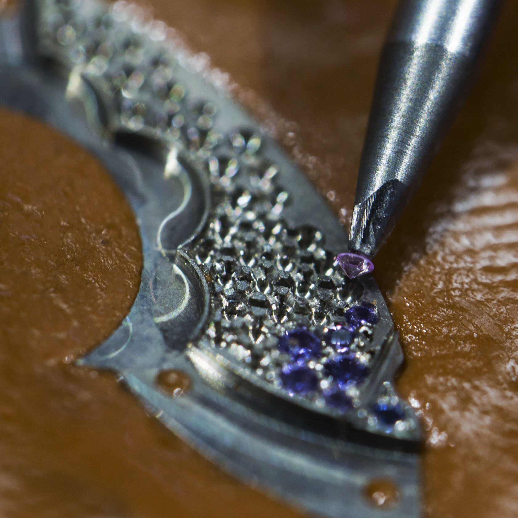 在表盘上镶嵌蓝宝石。Van Cleef & Arpels梵克雅宝