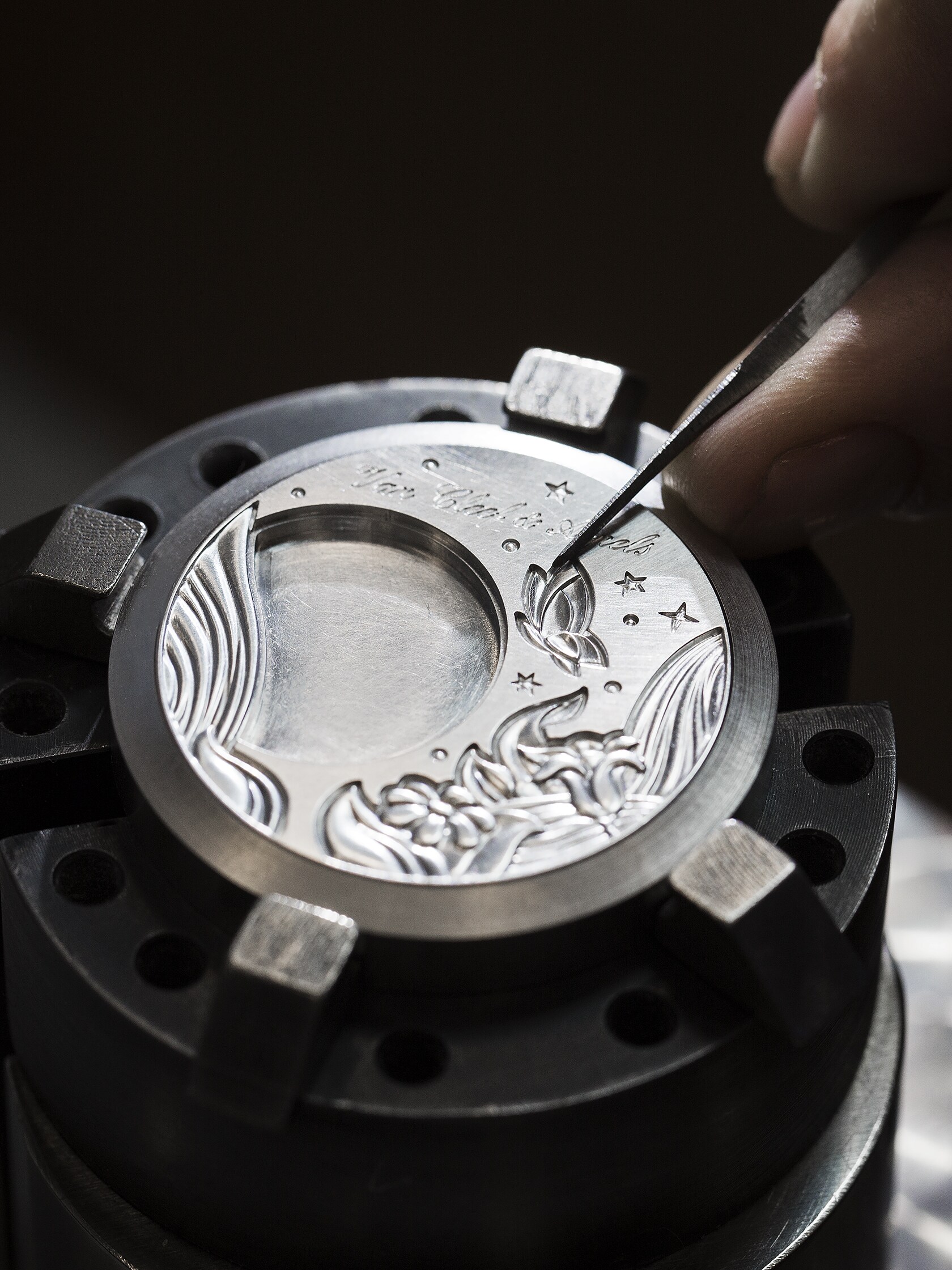 镌刻表壳装饰。Van Cleef & Arpels梵克雅宝