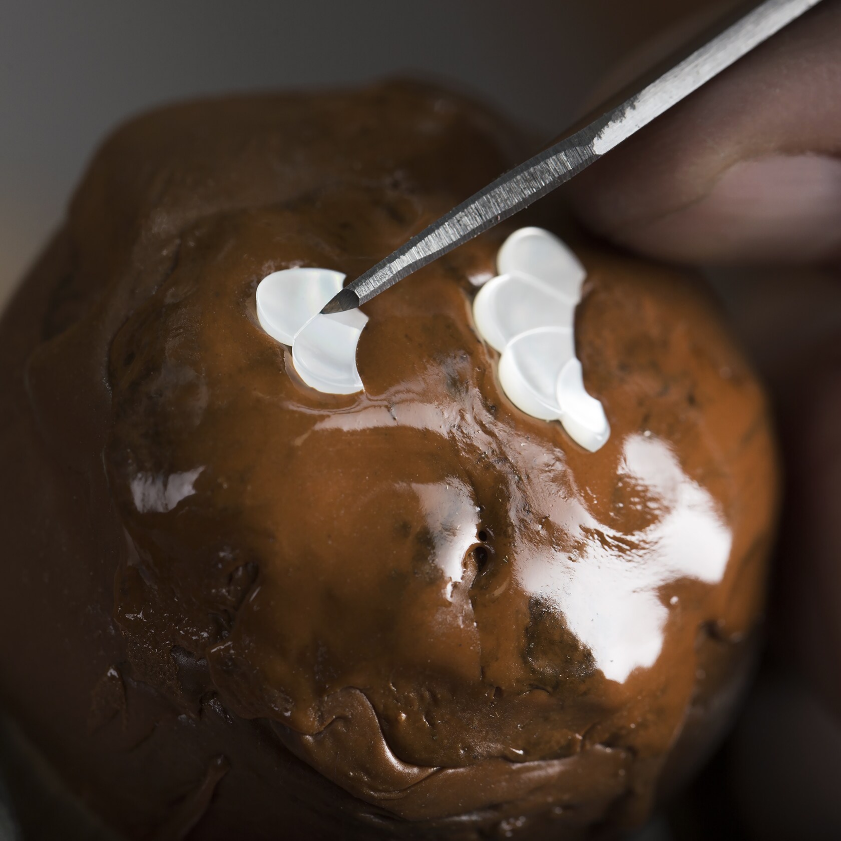 在白色珍珠母贝上雕刻花卉图案。Van Cleef & Arpels梵克雅宝