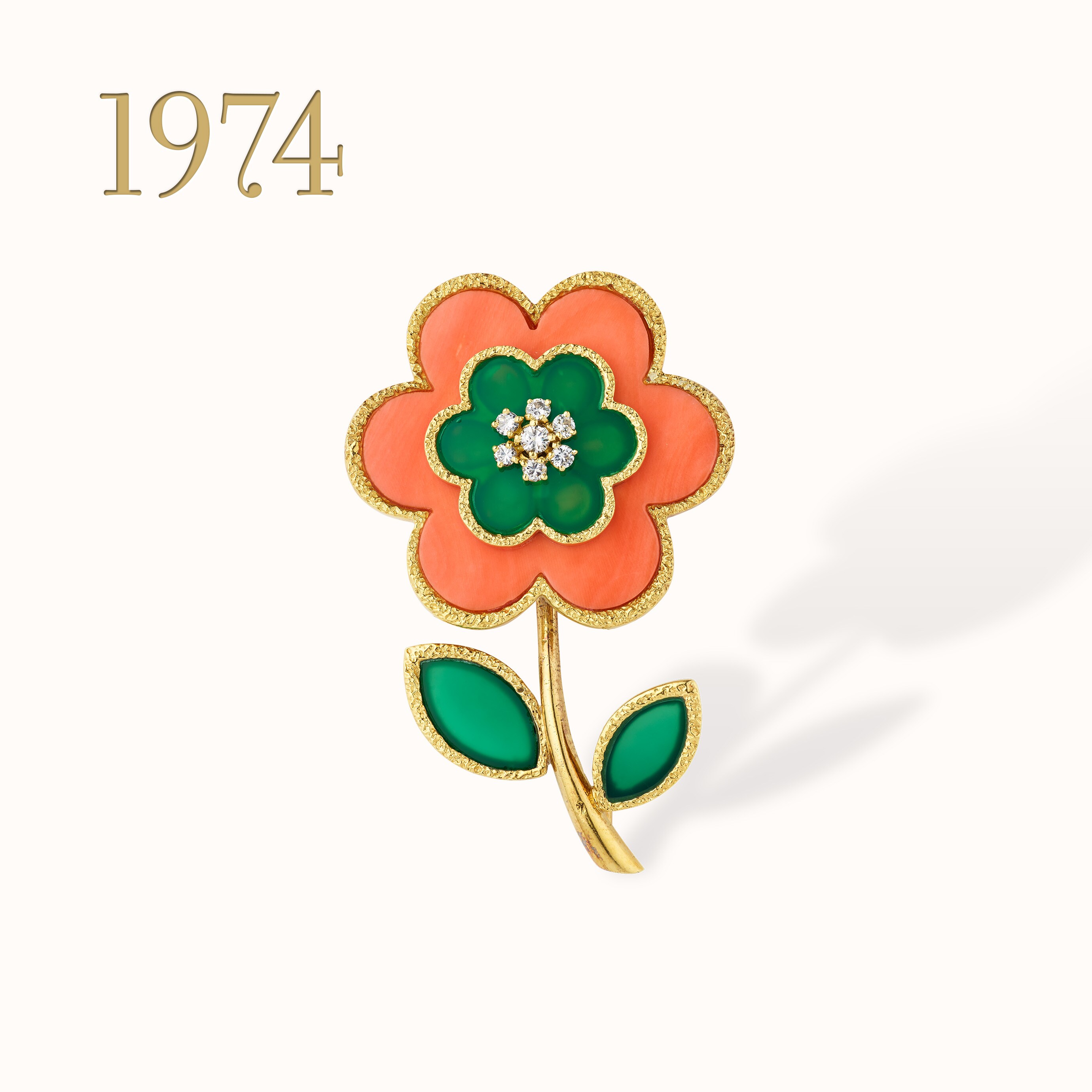 Saint Louis胸针，黄K金，白K金，玛瑙，珊瑚，钻石。Van Cleef & Arpels梵克雅宝系列。