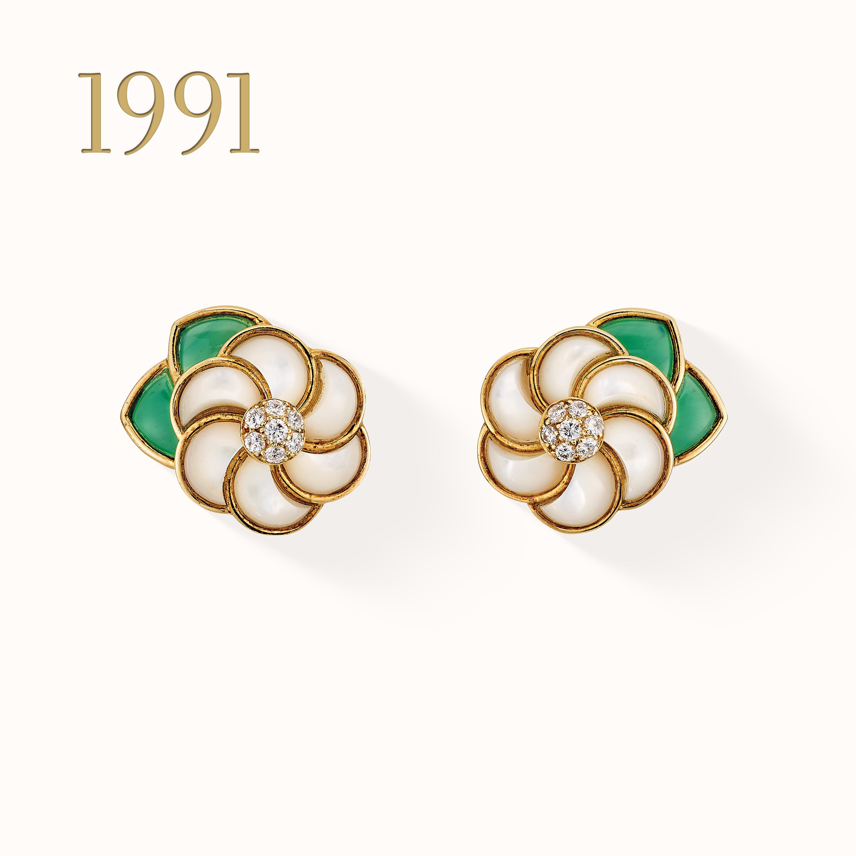 Camellia耳环，黄K金，玫瑰金，白K金，绿玉髓，珍珠母贝，钻石。Van Cleef & Arpels梵克雅宝系列。