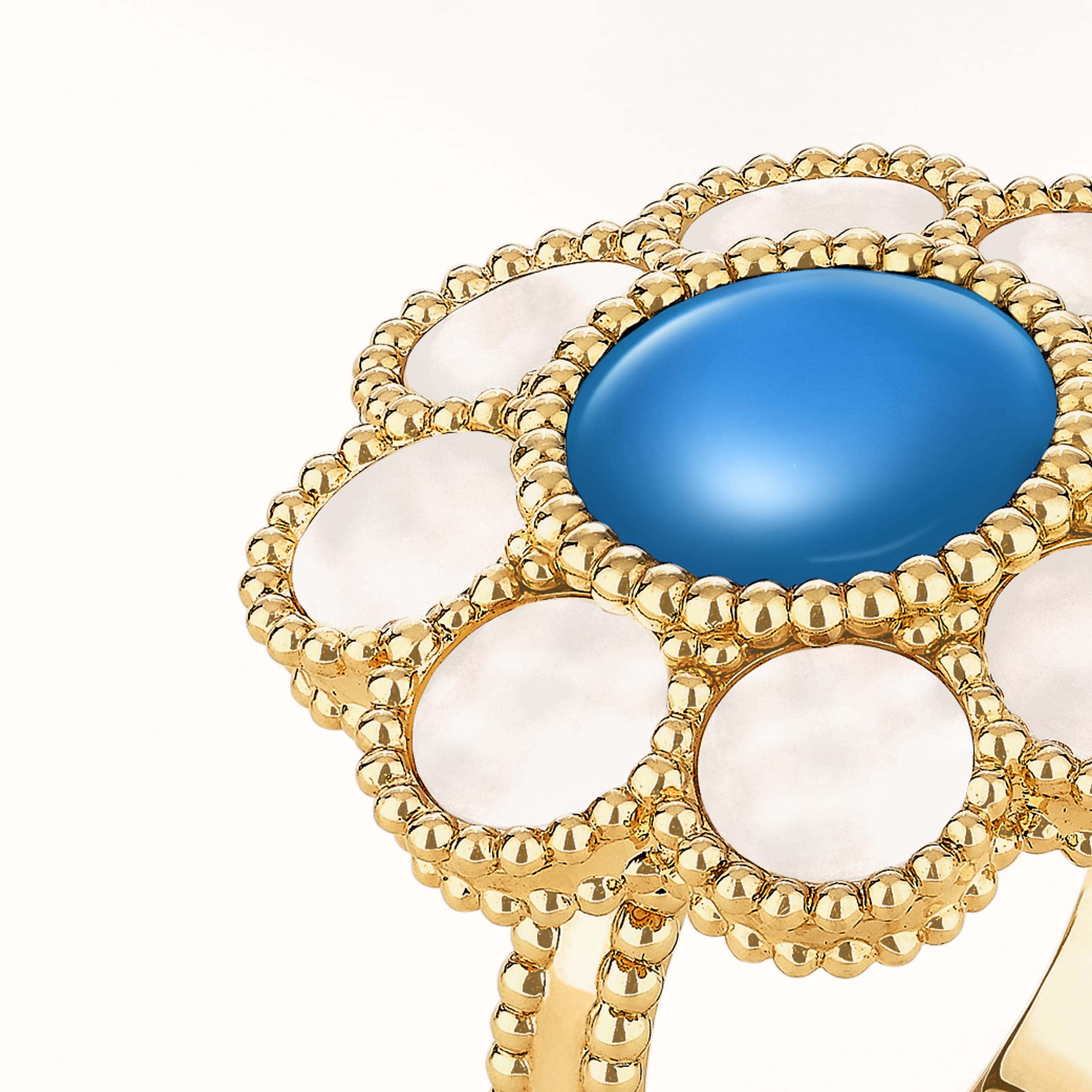 Pâquerette戒指，18K黄金，蓝色玛瑙，白色珍珠母贝。Pâquerette系列，Van Cleef & Arpels梵克雅宝。