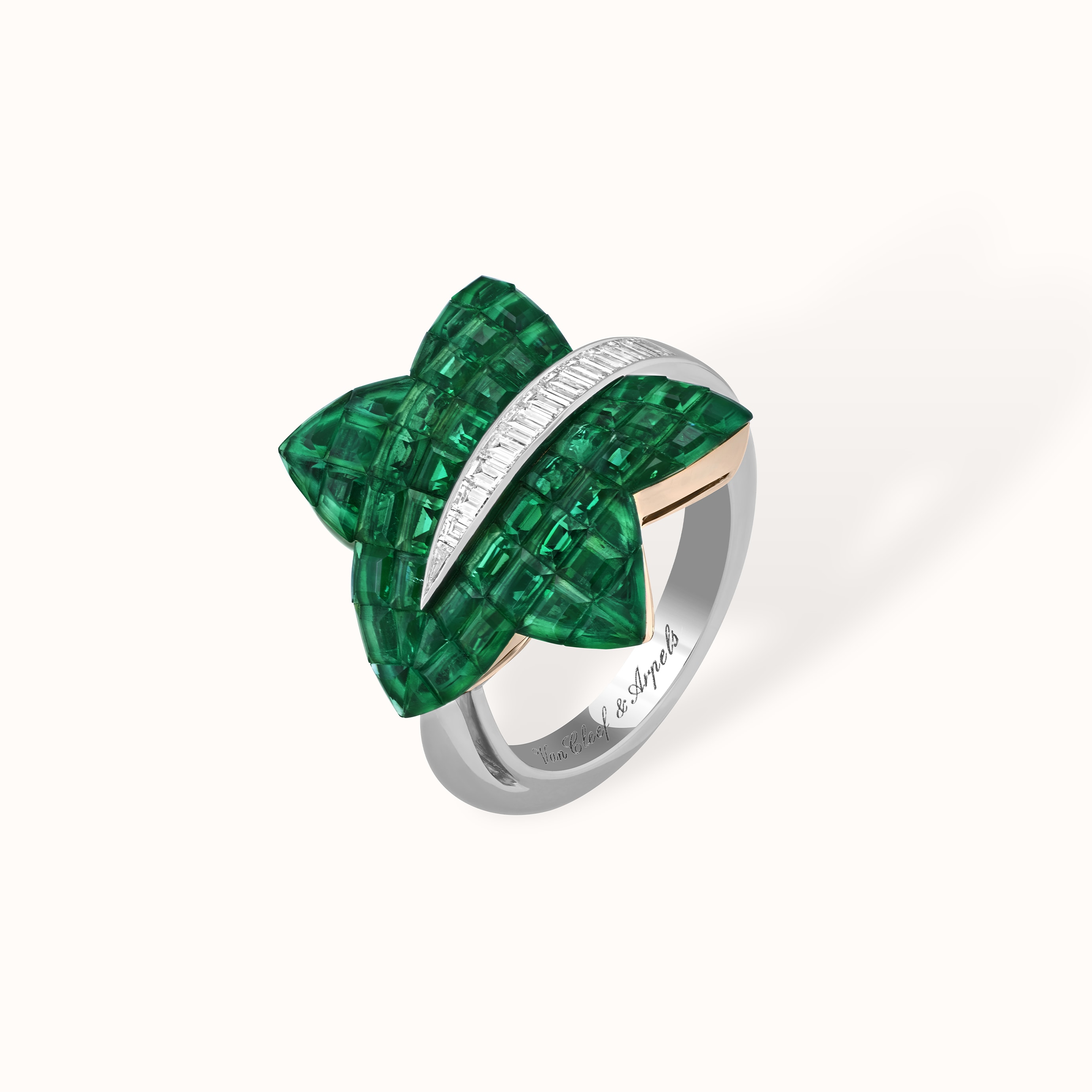 Forêt戒指，18K白金，18K玫瑰金，传统Mystery Set™隐密式镶嵌祖母绿，钻石。Signature系列，Van Cleef & Arpels梵克雅宝。