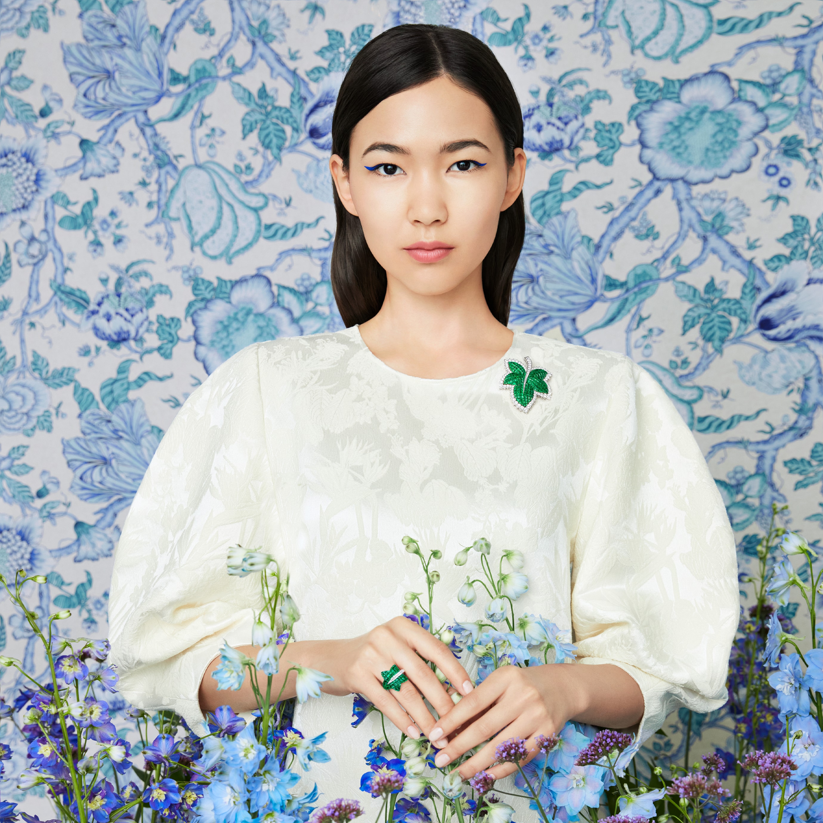 Feuille de platane胸针，18K白金，18K玫瑰金，传统Mystery Set™隐密式镶嵌祖母绿，钻石；Forêt戒指，18K白金，18K玫瑰金，传统Mystery Set™隐密式镶嵌祖母绿，钻石。Signature系列，Van Cleef & Arpels梵克雅宝。