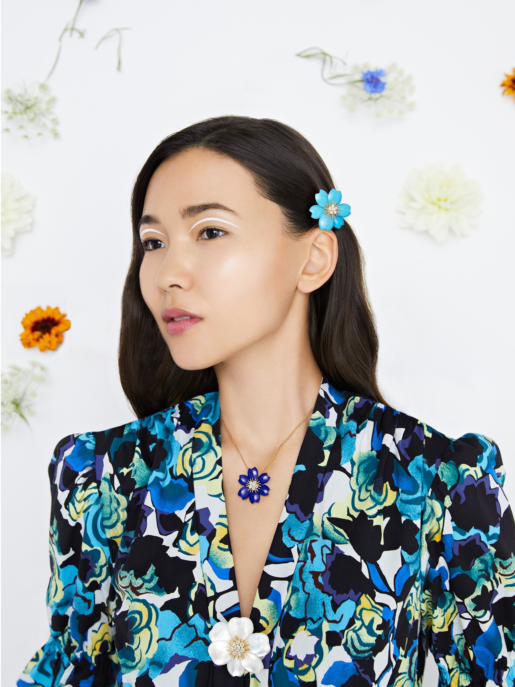 Rose de Noël胸针，中号款式，18K黄金，绿松石，圆形钻石；Rose de Noël胸针，大号款式，18K黄金，白色珍珠母贝，圆形钻石；Rose de Noël胸针吊坠，小号款式，18K黄金，青金石，圆形钻石。Rose de Noël系列，Van Cleef & Arpels梵克雅宝。