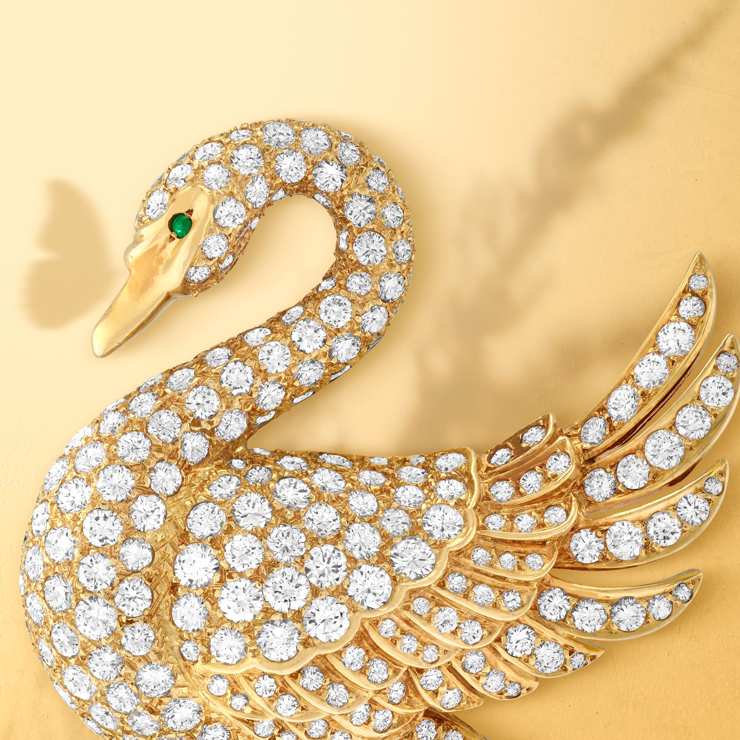 Cygne clip, 1987. Yellow gold, white gold, emerald, diamonds. Heritage collection. Van Cleef & Arpels