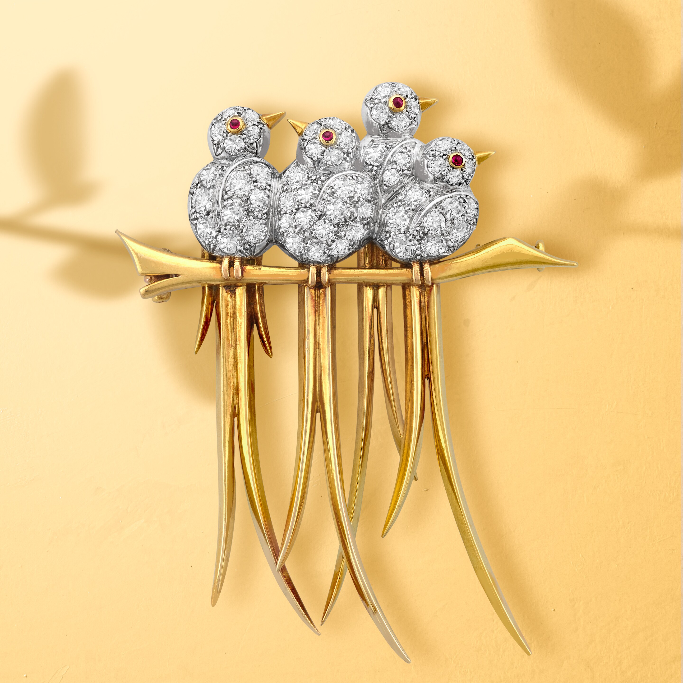 Quatre oiseaux clip, 1947. Yellow gold, platinum, rose gold, rubies, diamonds. Heritage collection. Van Cleef & Arpels
