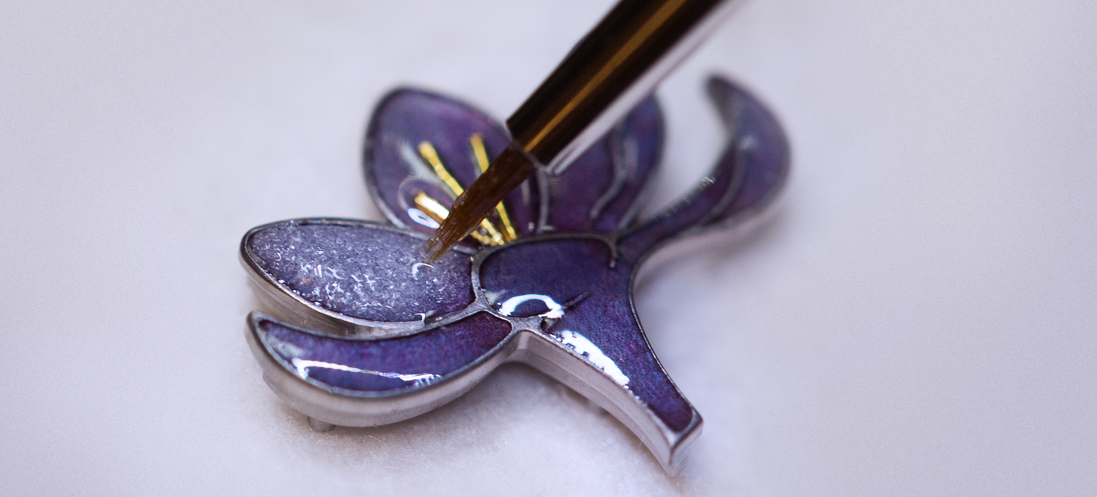 添加珐琅粉(凸圆形珐琅技术)。Charms Extraordinaire Désir腕表,非凡表盘腕表系列,Van Cleef & Arpels梵克雅宝。