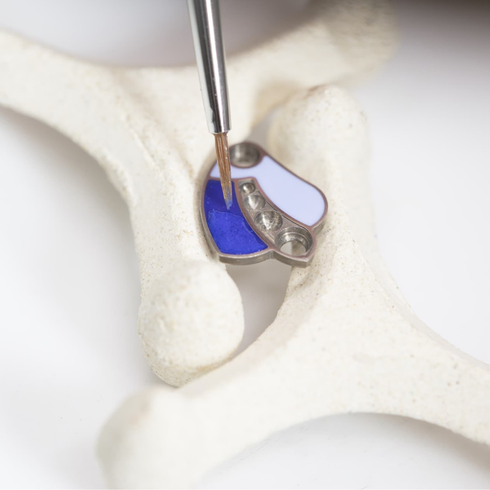 为羽翼施涂内填珐琅。Lady Arpels Ballerine Enchantée腕表,Poetic Complications诗意复杂功能腕表系列,Van Cleef & Arpels梵克雅宝。