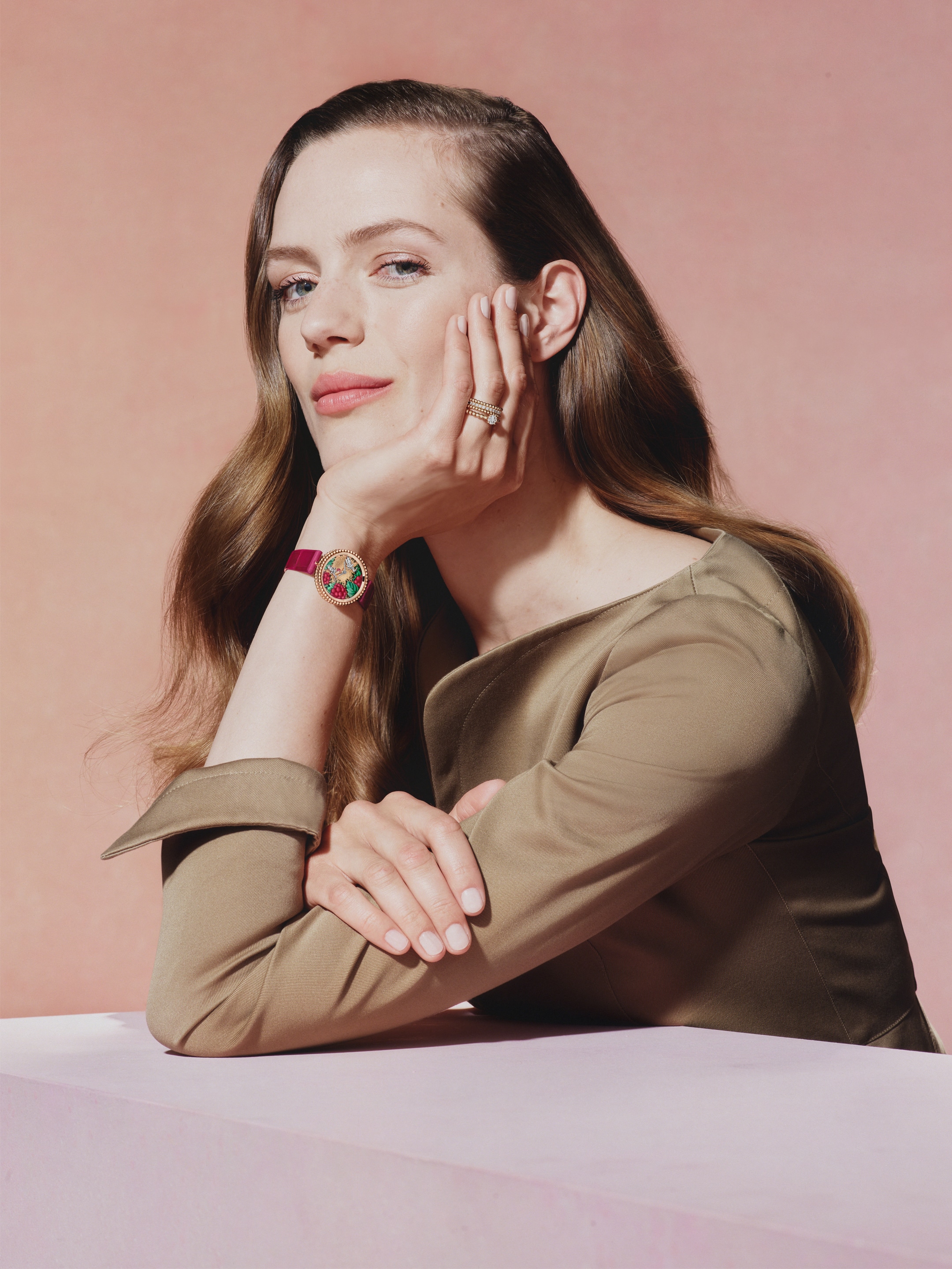 Perlée Extraordinaire Fruits Enchantés Framboise腕表,玫瑰金,镀铑白K金,钻石,珐琅,微型彩绘,瑞士石英机芯。非凡表盘腕表系列,Van Cleef & Arpels梵克雅宝。