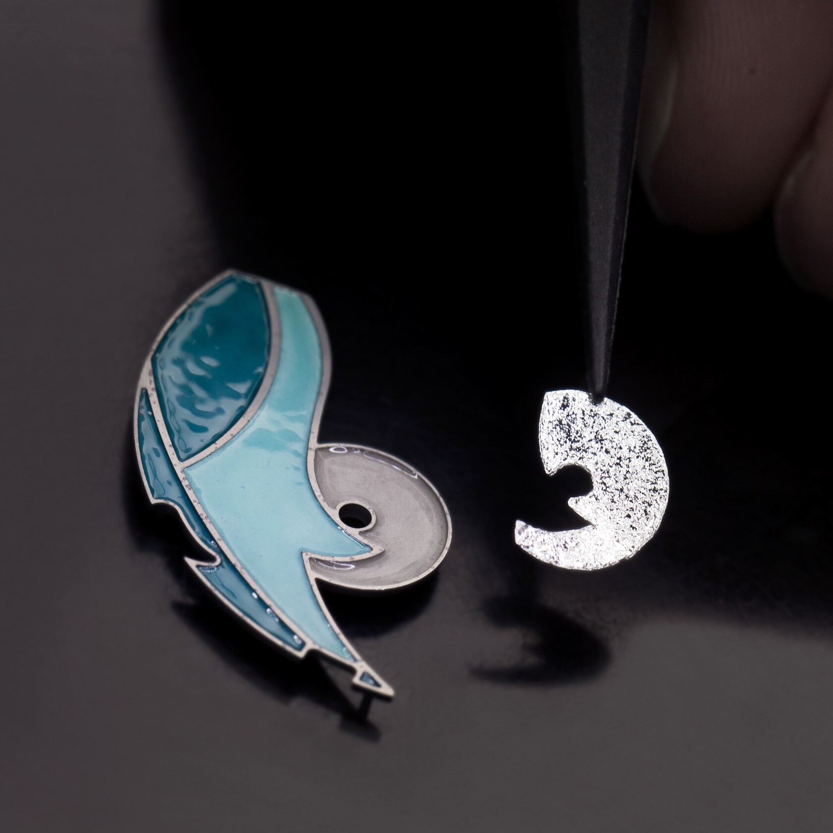 将银色金属薄片嵌饰珐琅铺覆于雕刻白K金结构之上。Lady Arpels Papillon Automate腕表,Poetic Complications诗意复杂功能腕表系列,Van Cleef & Arpels梵克雅宝。