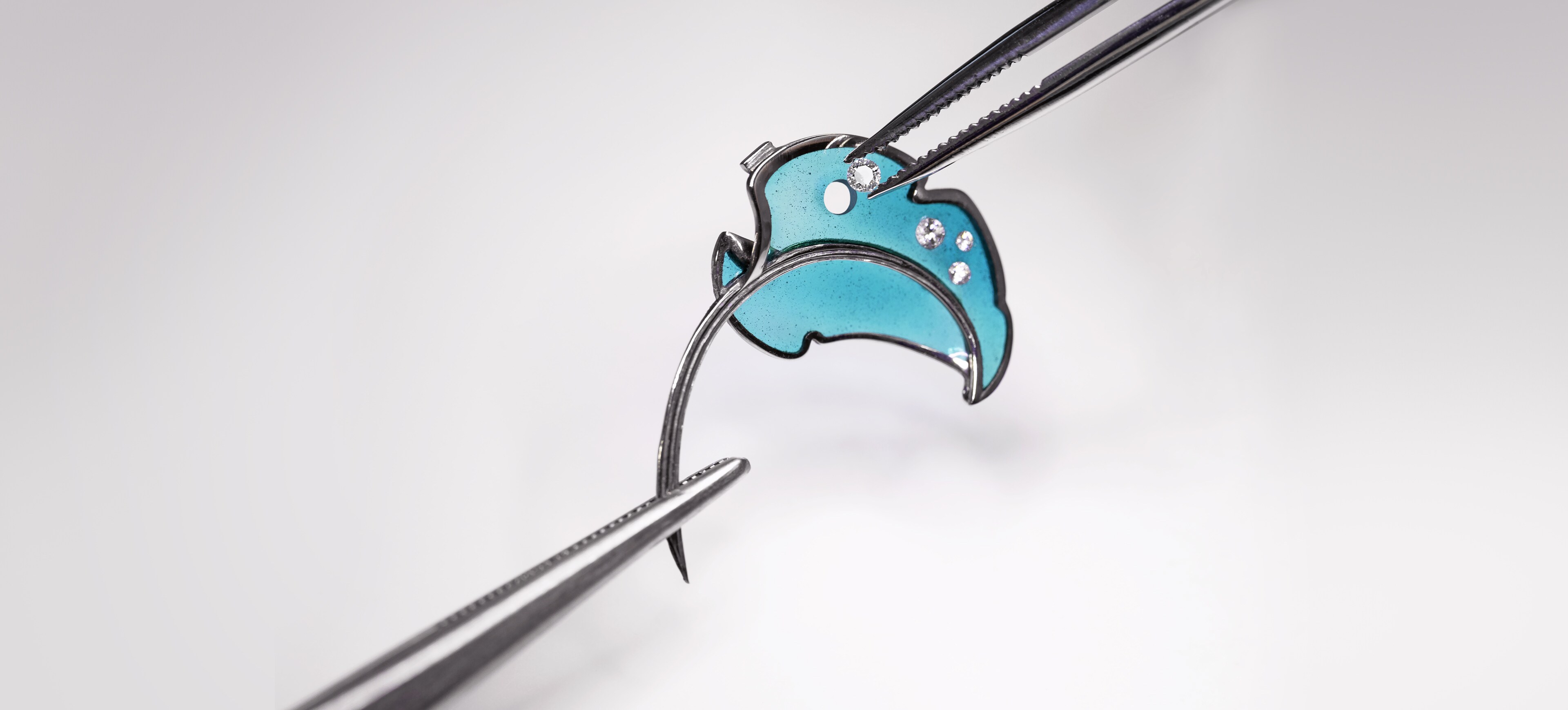 将钻石镶嵌于彩色玻璃珐琅中。Lady Arpels Jour Enchanté腕表,非凡表盘腕表系列,Van Cleef & Arpels梵克雅宝。