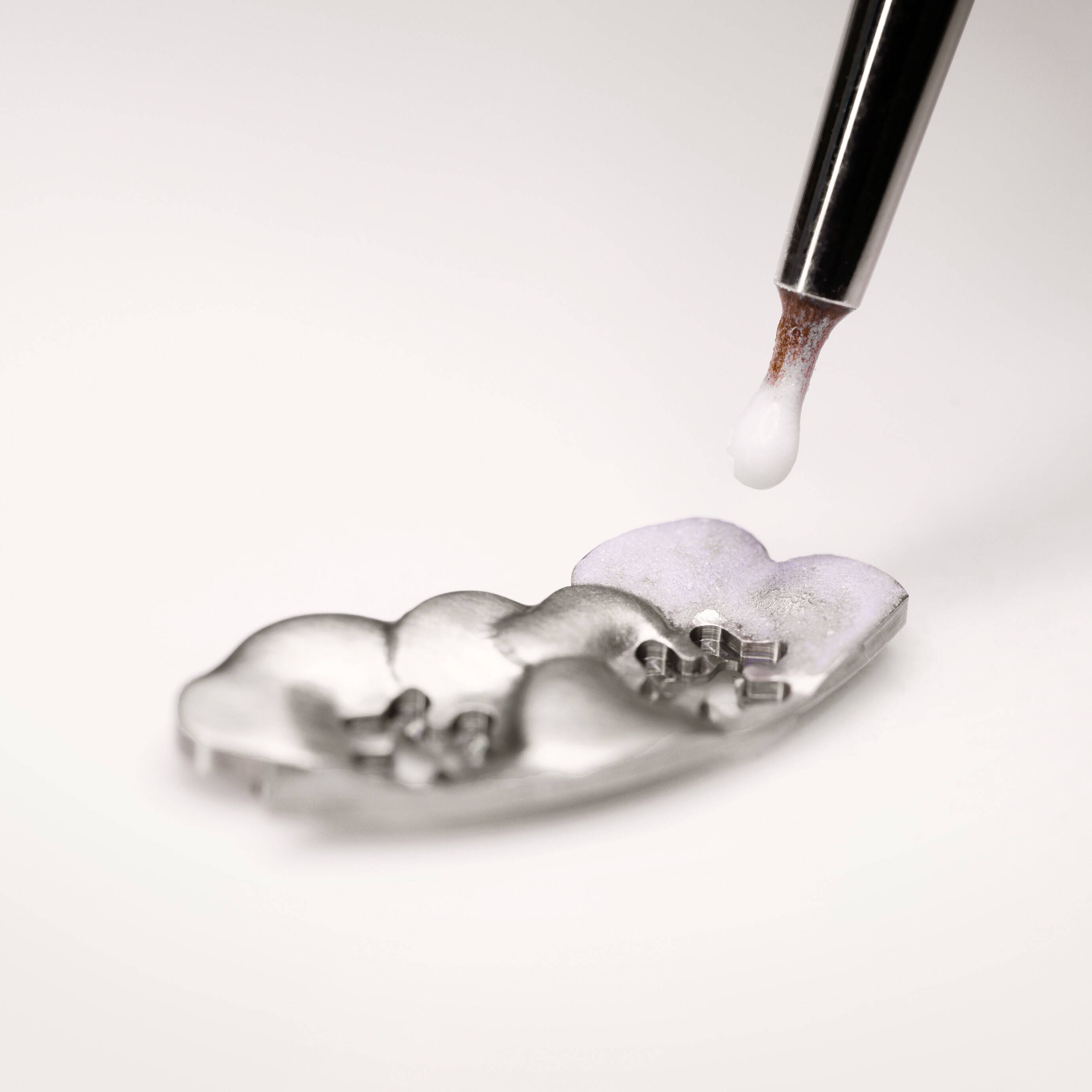 在花朵上涂上珐琅 - 丘陵状珐琅。Lady Arpels Brise d'Été腕表，Poetic Complications诗意复杂功能腕表系列，Van Cleef & Arpels梵克雅宝。